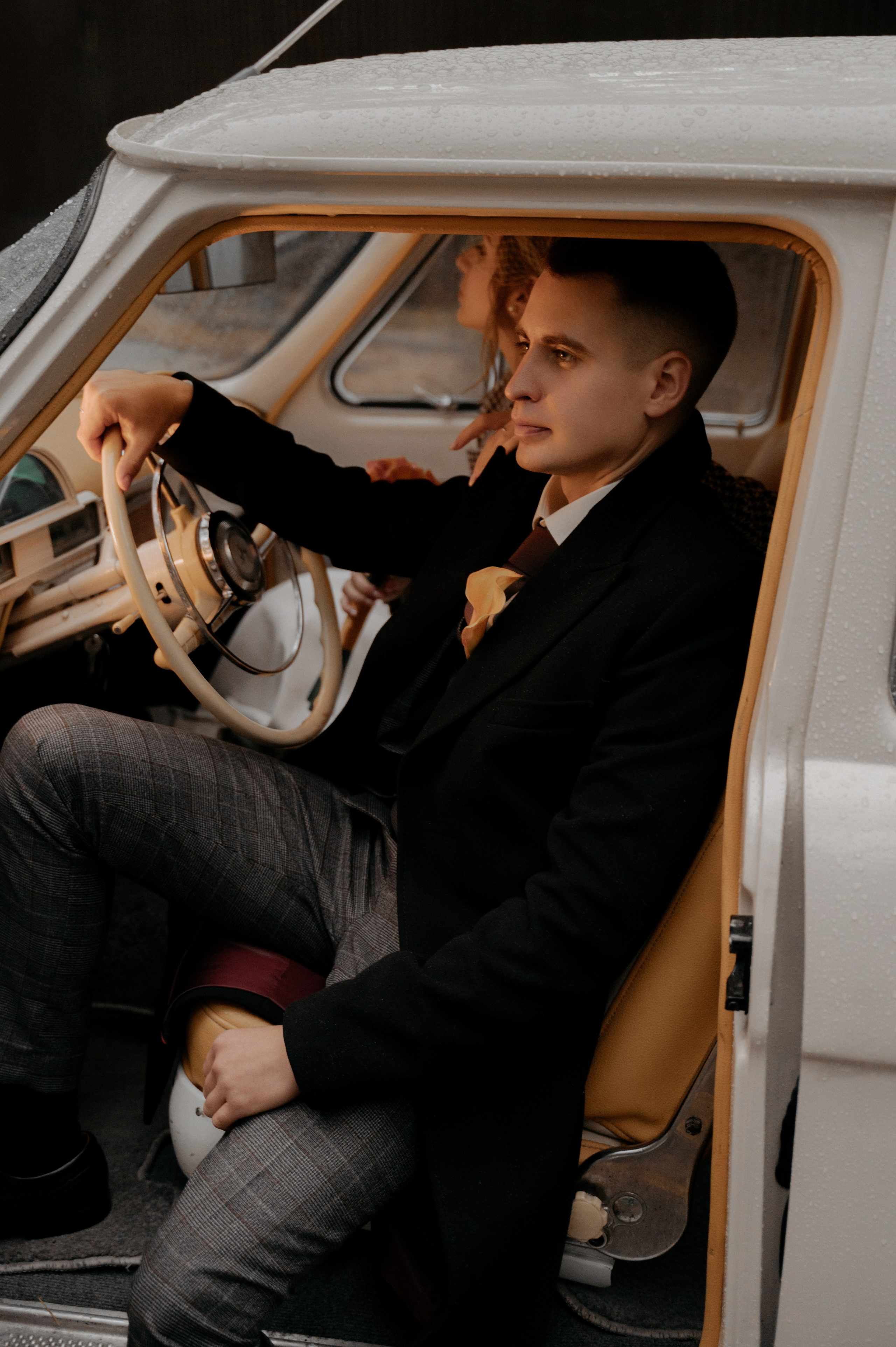 жених в автомобиле