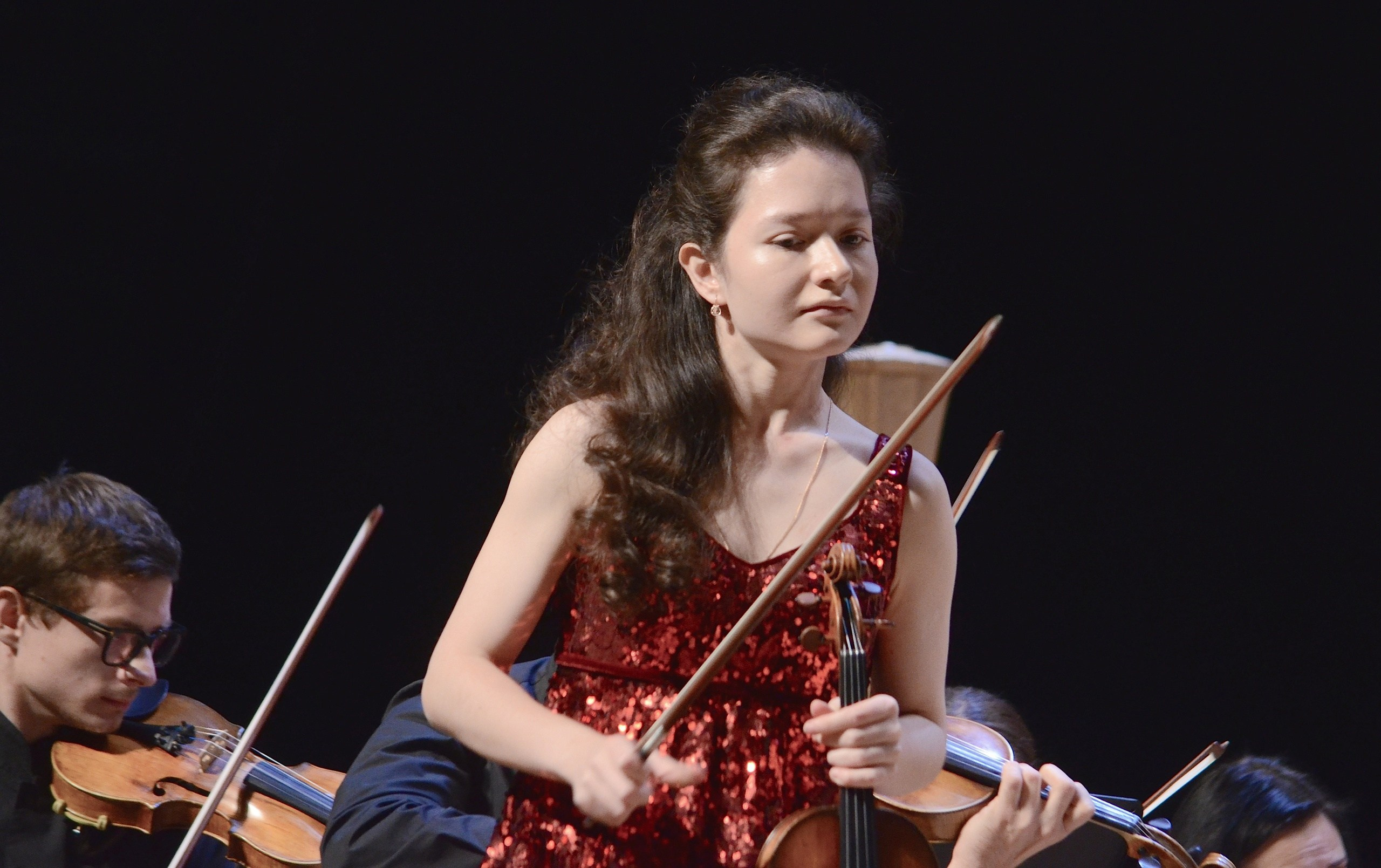 На сцене. Скрипачка Анна Савкина