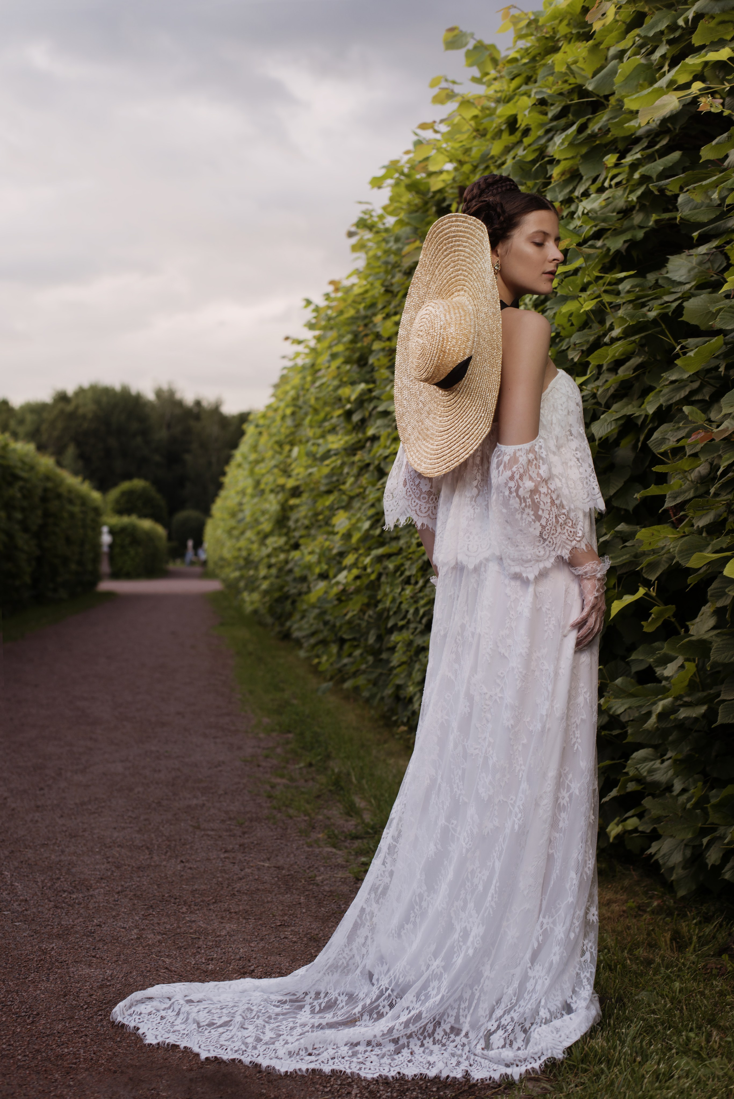 Фотосессия девушка в белом платье и соломенной шляпе в парке Кусково