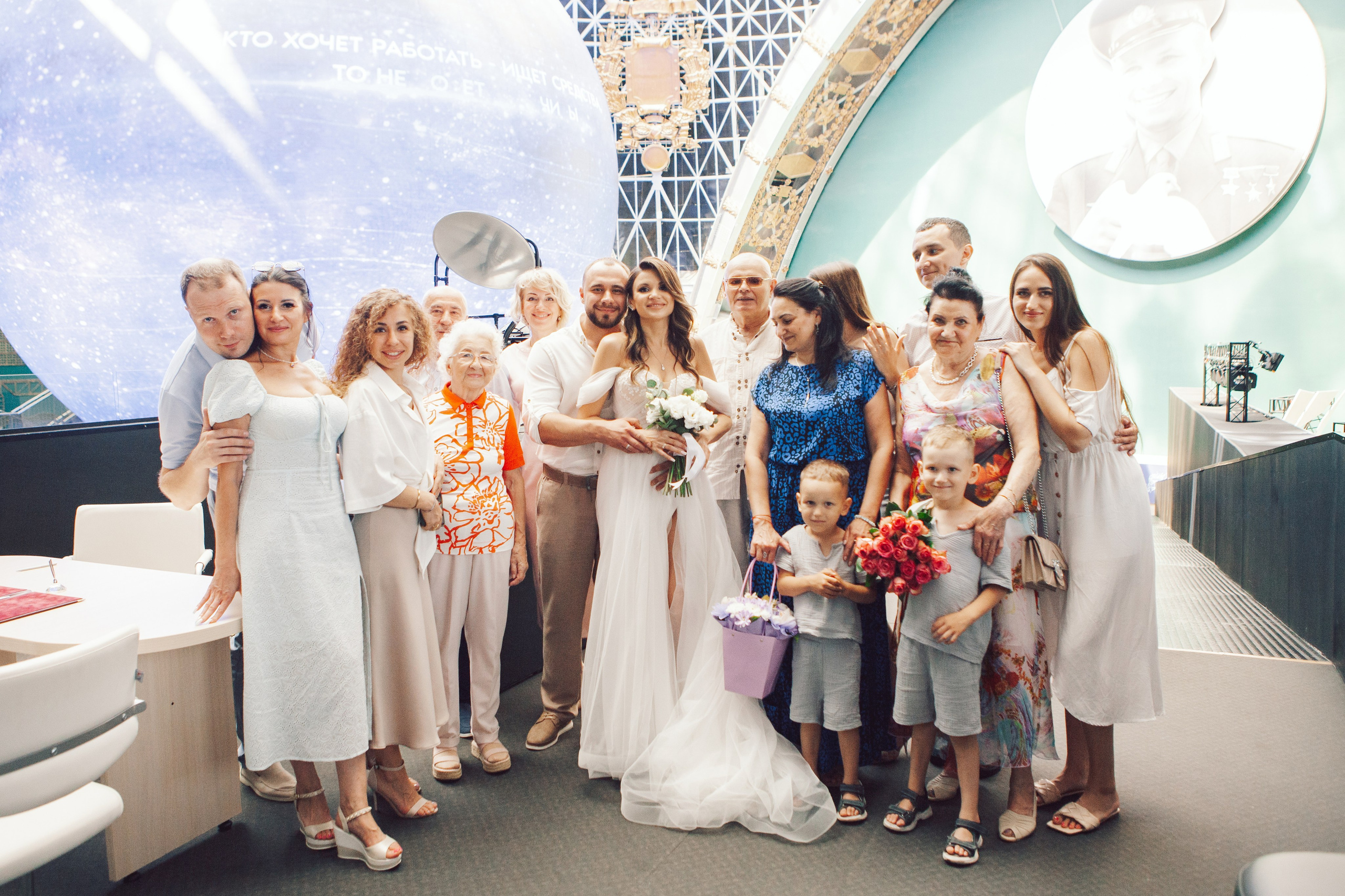 Молодожены в павильоне космонавтики и авиации №34 на вднх и в ресторане московское небо. Фотограф Ольга Ефремова