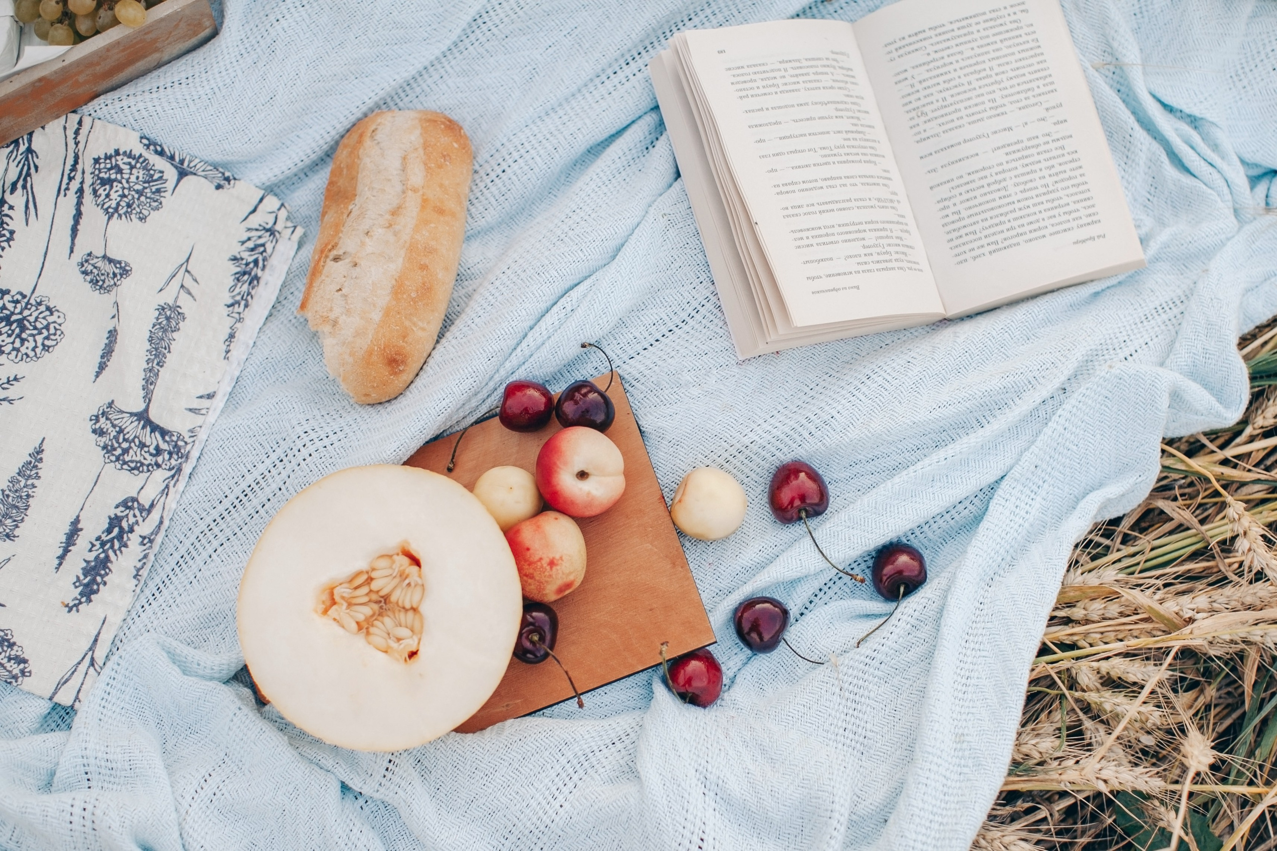 натюрморт  с книгой, багетом, персиками и черешней