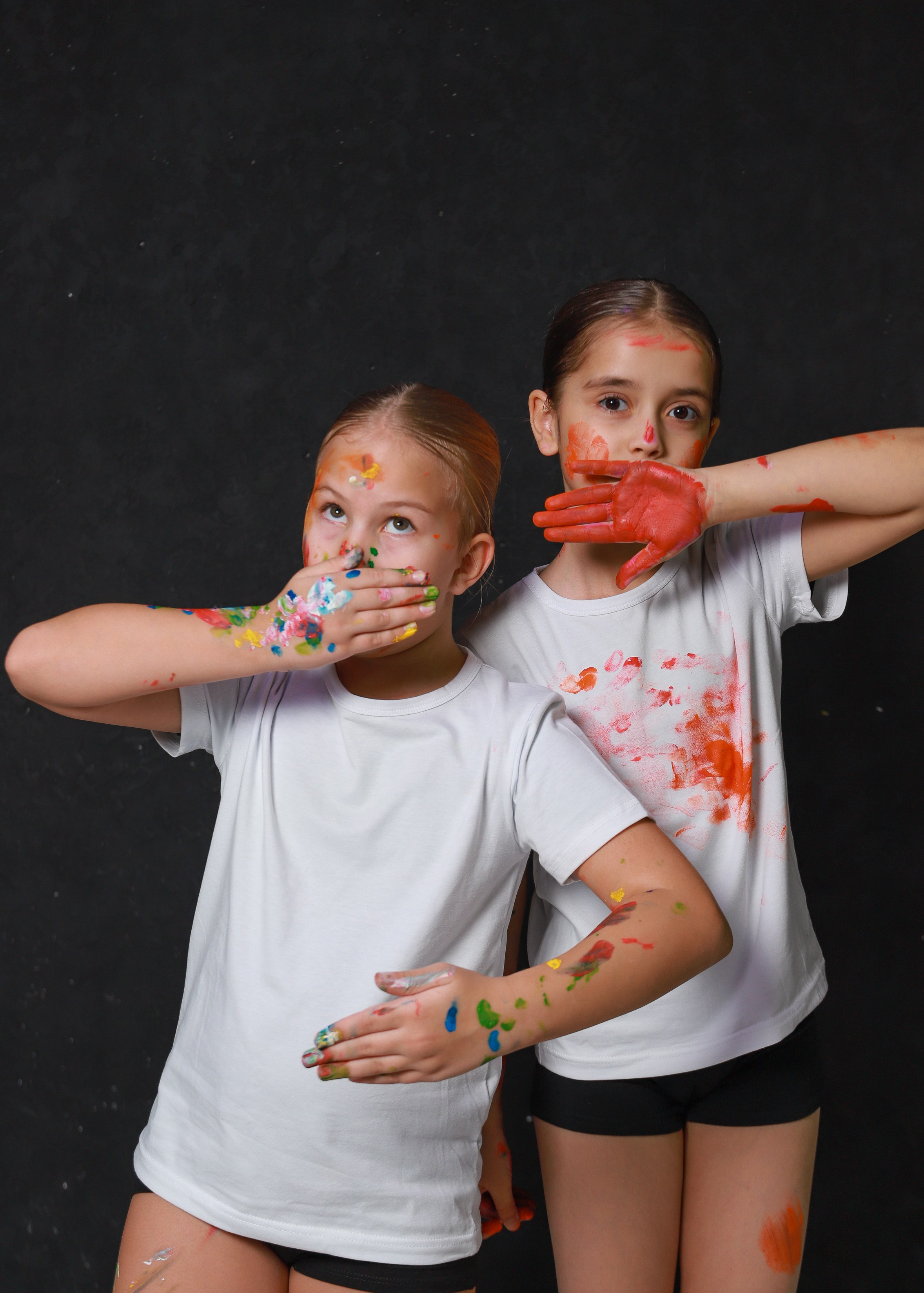 Младшие с красками. Фотограф Юлия Мальцева