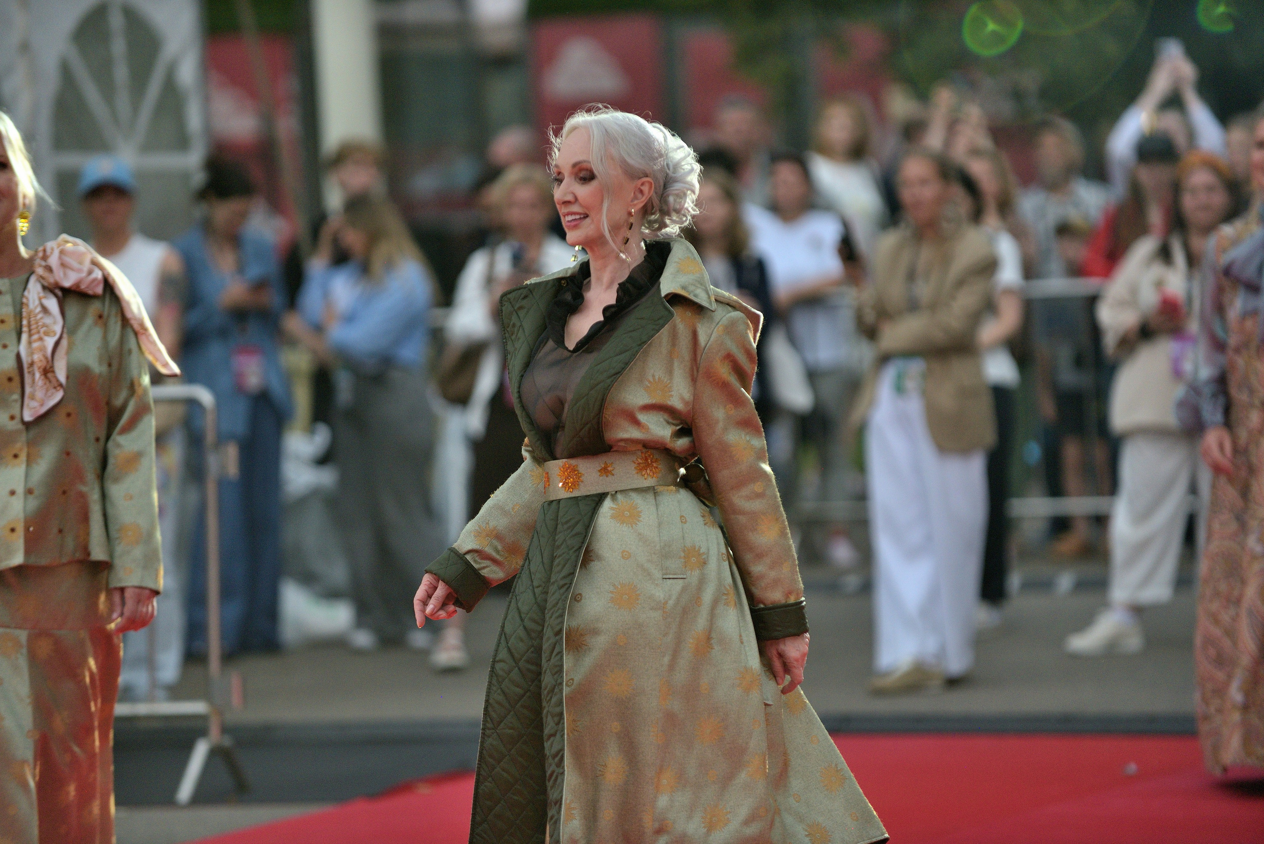 "Показ мод моделей возраста плюс".