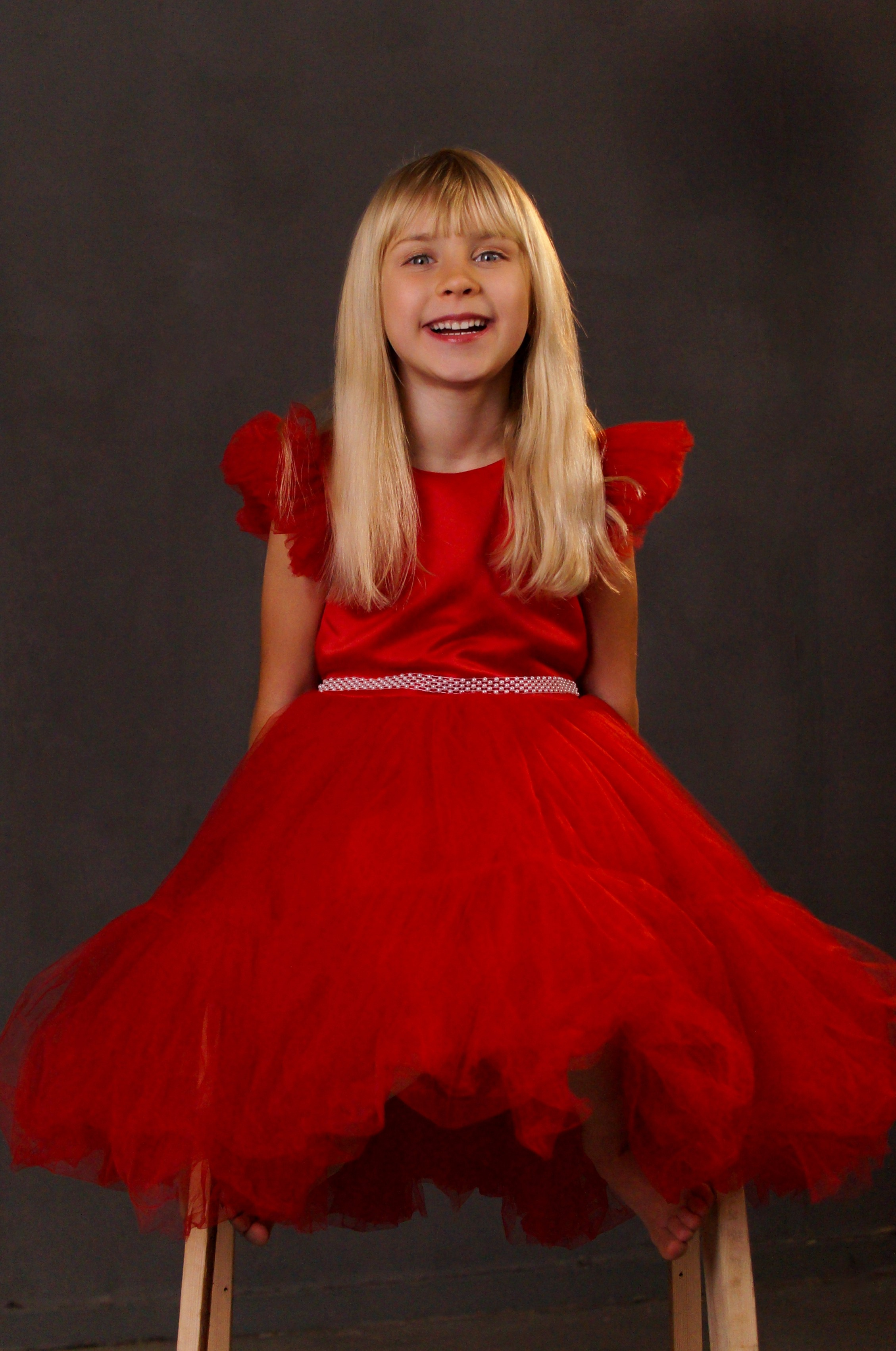 Ребенок в красном платье