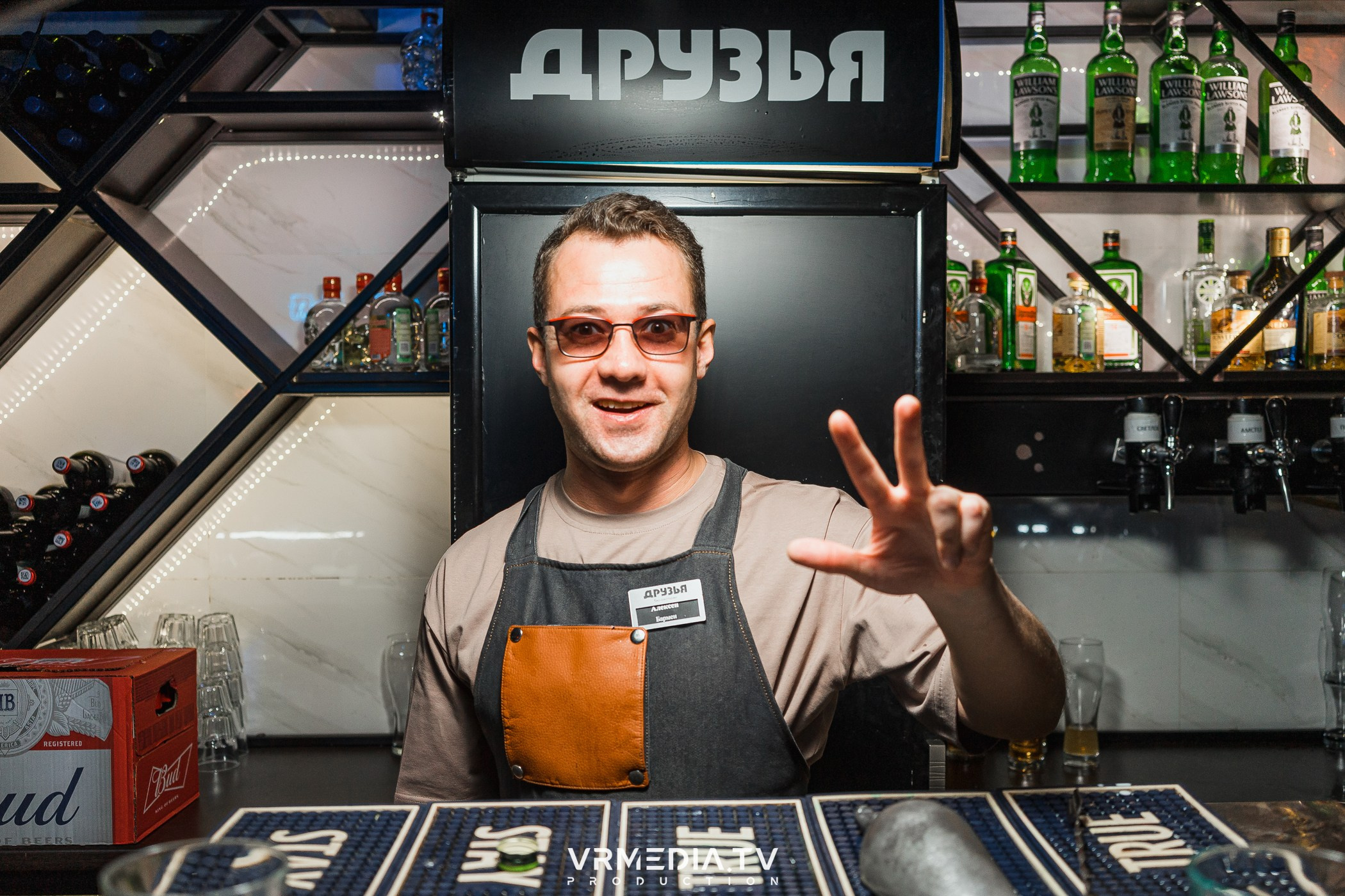 Бумажный дом в баре «Друзья»