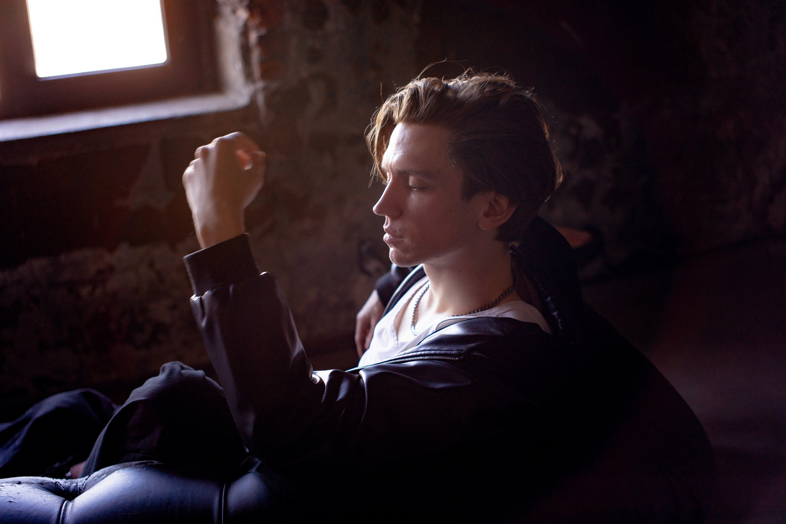 мужской фотограф имиджевая сьемка мужчин в санкт-петербурге стильное фото мужчины в фотостудии Локация 223 зал Индастриал