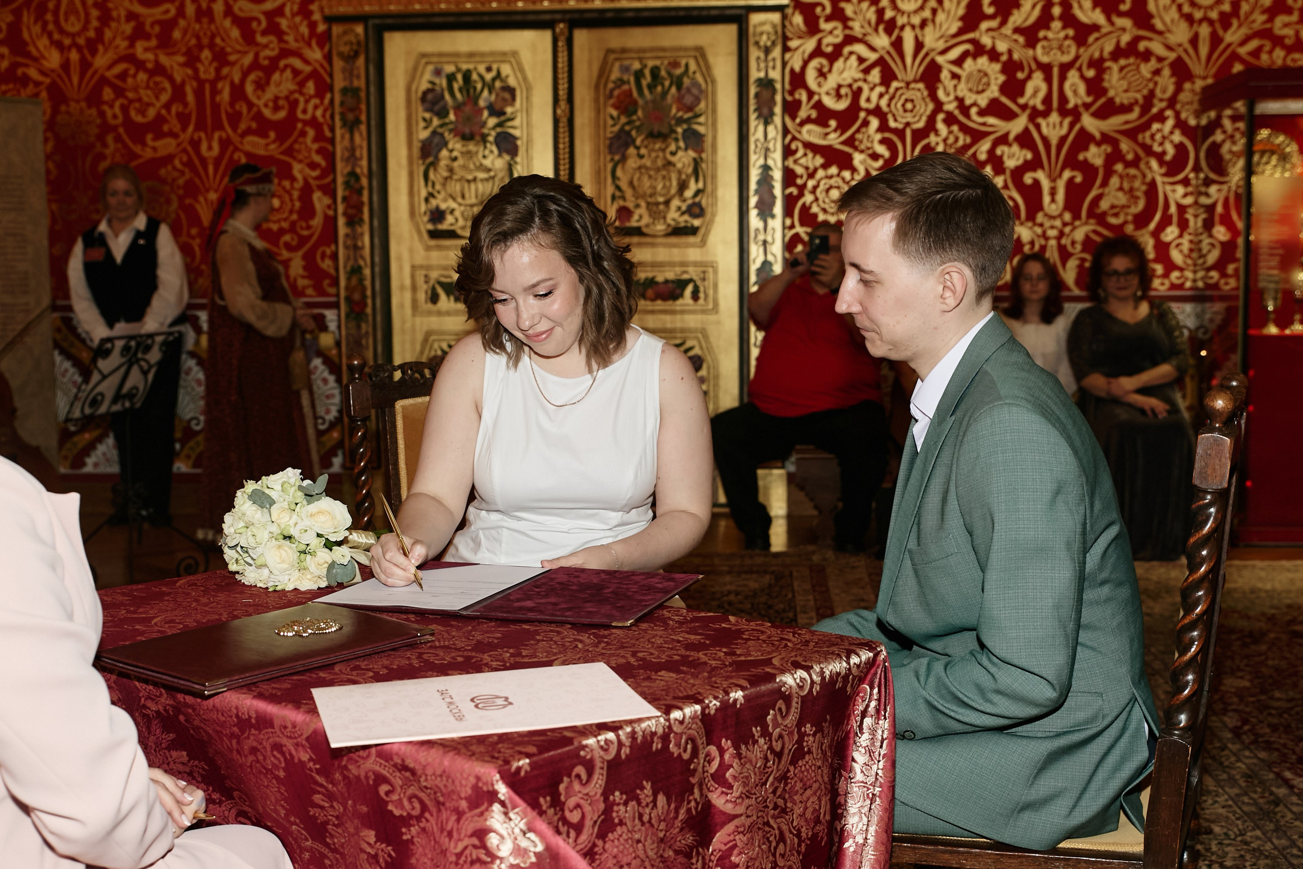 Анонс, свадебная съёмка Александра и Анастасии. Роспить — дворец каря Алексея Михайловича в парке Коломенское, прогулка Коломенское. Фотограф и свадебный фотограф в Москве