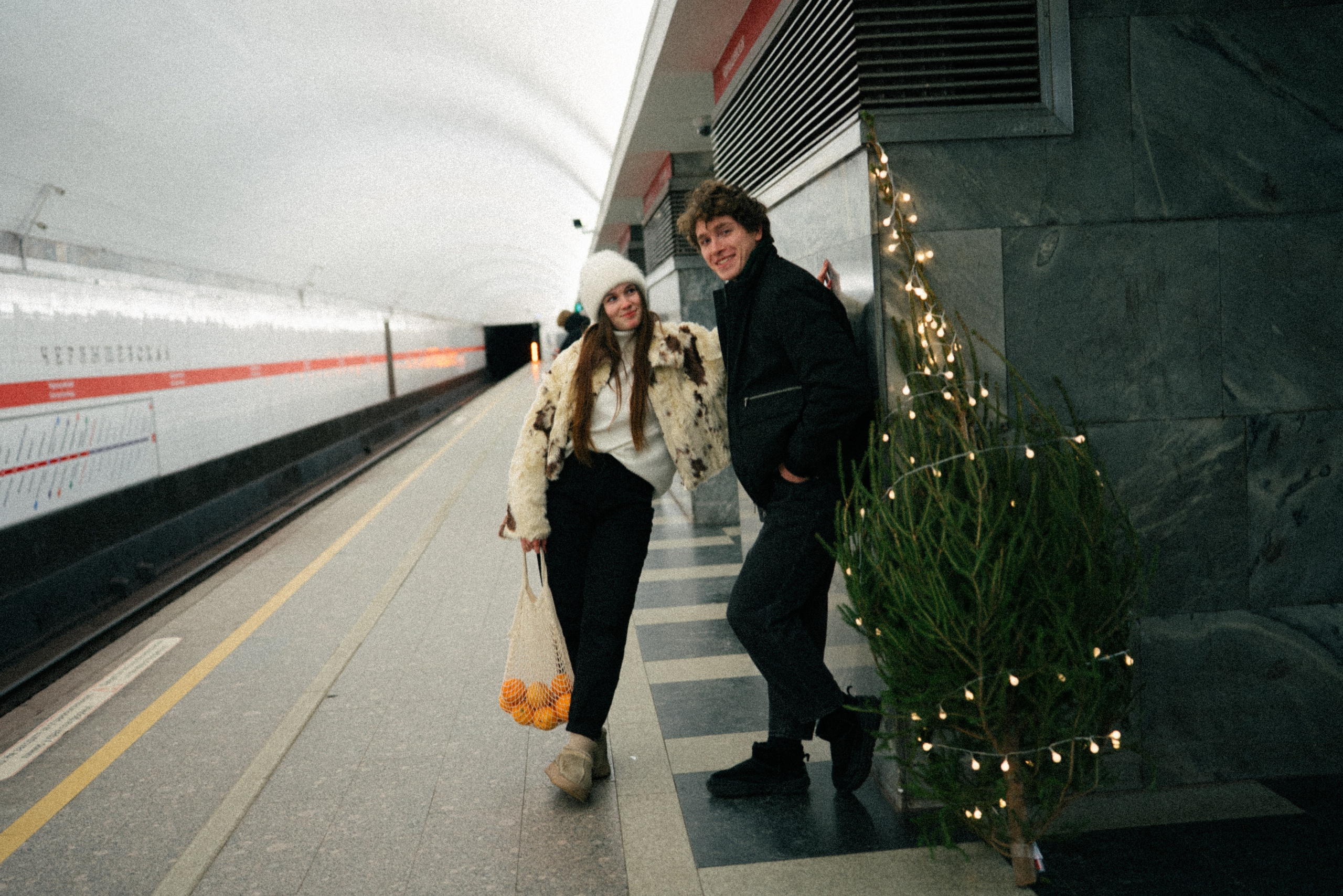 НОВОГОДНЯЯ ПРОГУЛКА ПАРЫ ПО ЧЕРНЫШЕВСКОЙ ПЕРЕД НОВЫМ ГОДОМ. Профессиональный фотограф, Санкт-Петербург — Виктория Богомолова