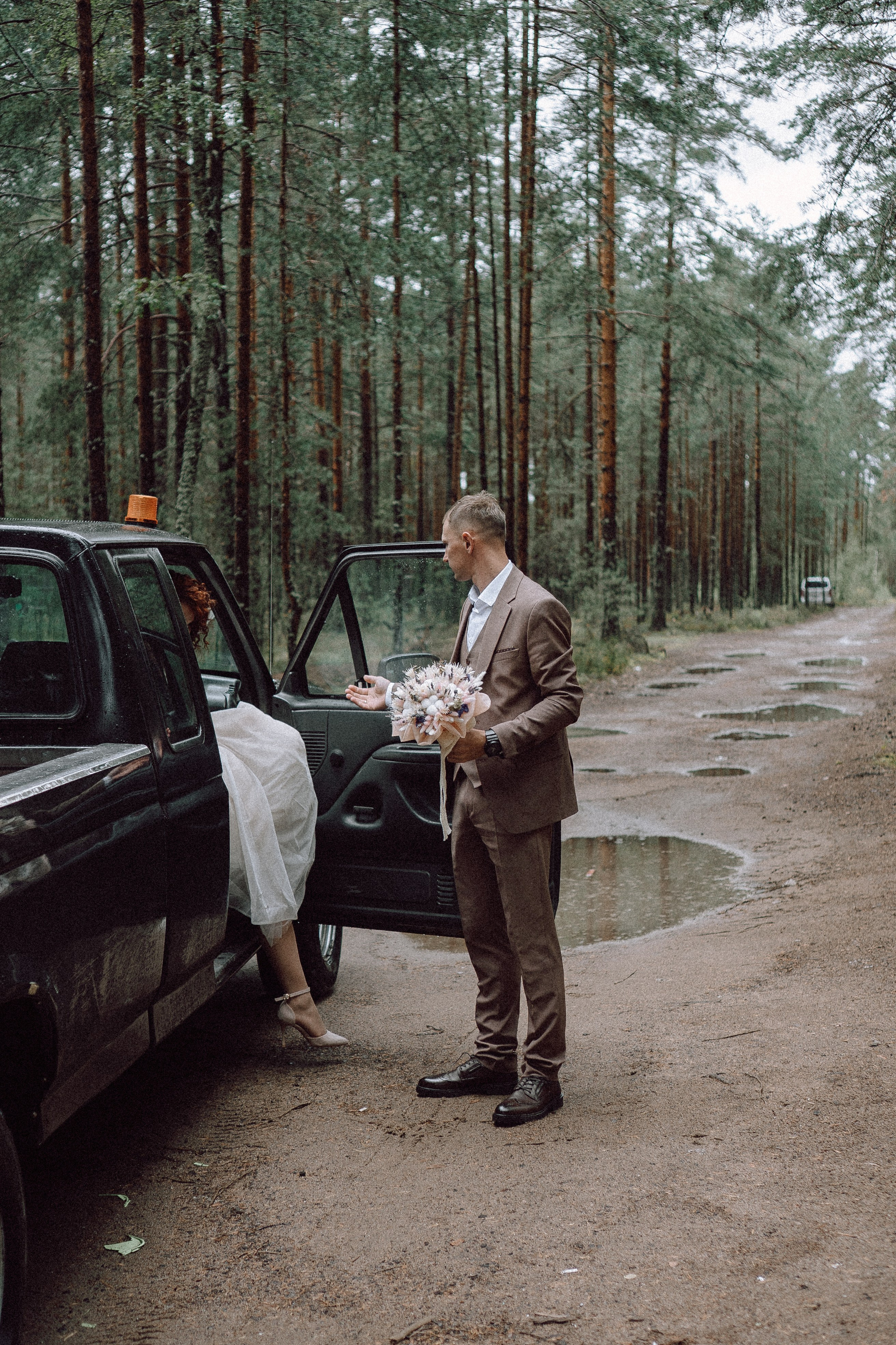 СВАДЕБНАЯ ФОТОСЕССИИЯ ПАРЫ В ГОРОДЕ ПРИОЗЕРСК В СОСНОВОМ ЛЕСУ И С ПИКАПОМ. Профессиональный фотограф, Санкт-Петербург — Виктория Богомолова