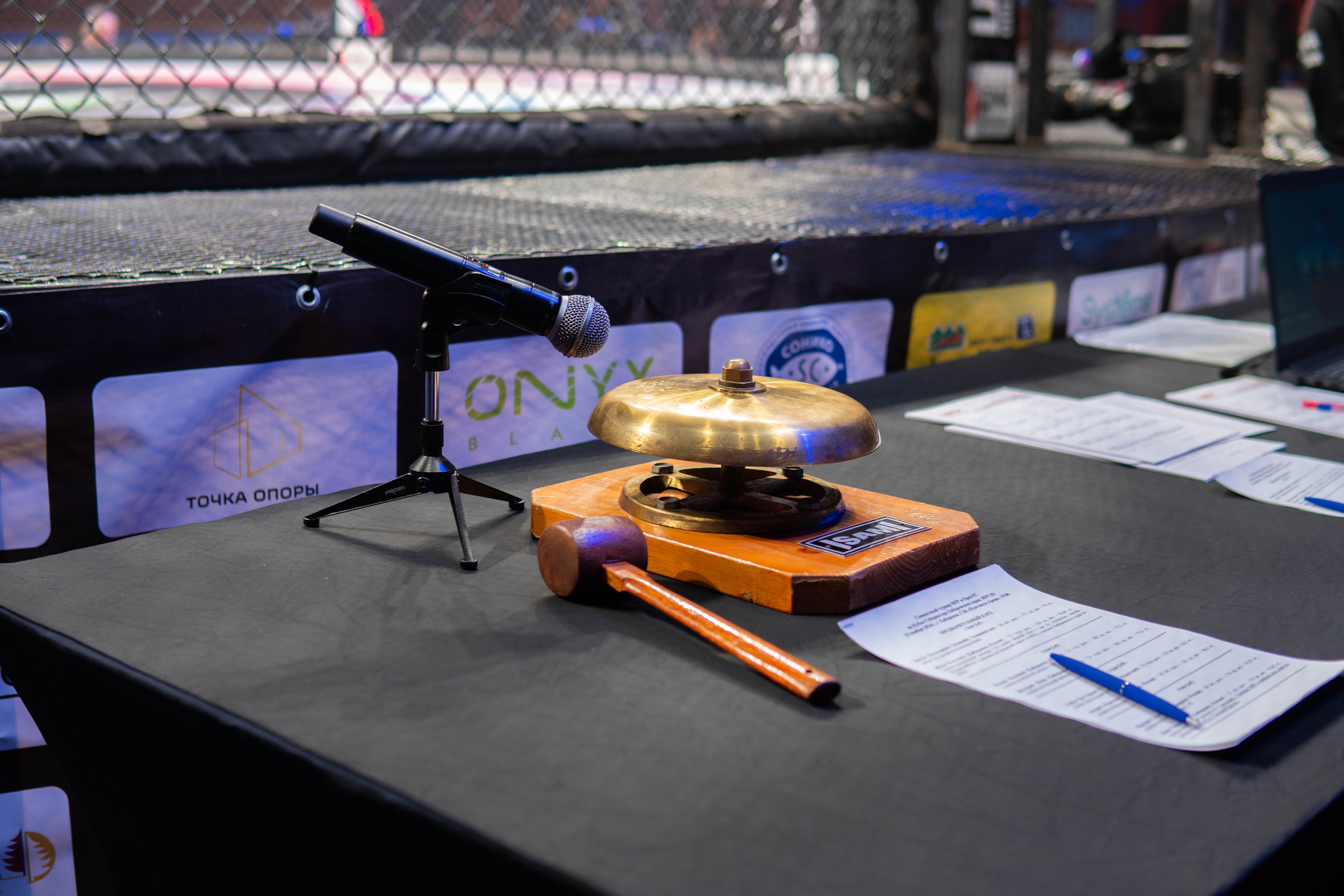 Спортивный и репортажный фотограф в Хабаровске Дергачев Дмитрий запечатлел судейский стол на соревнованиях по панкратиону