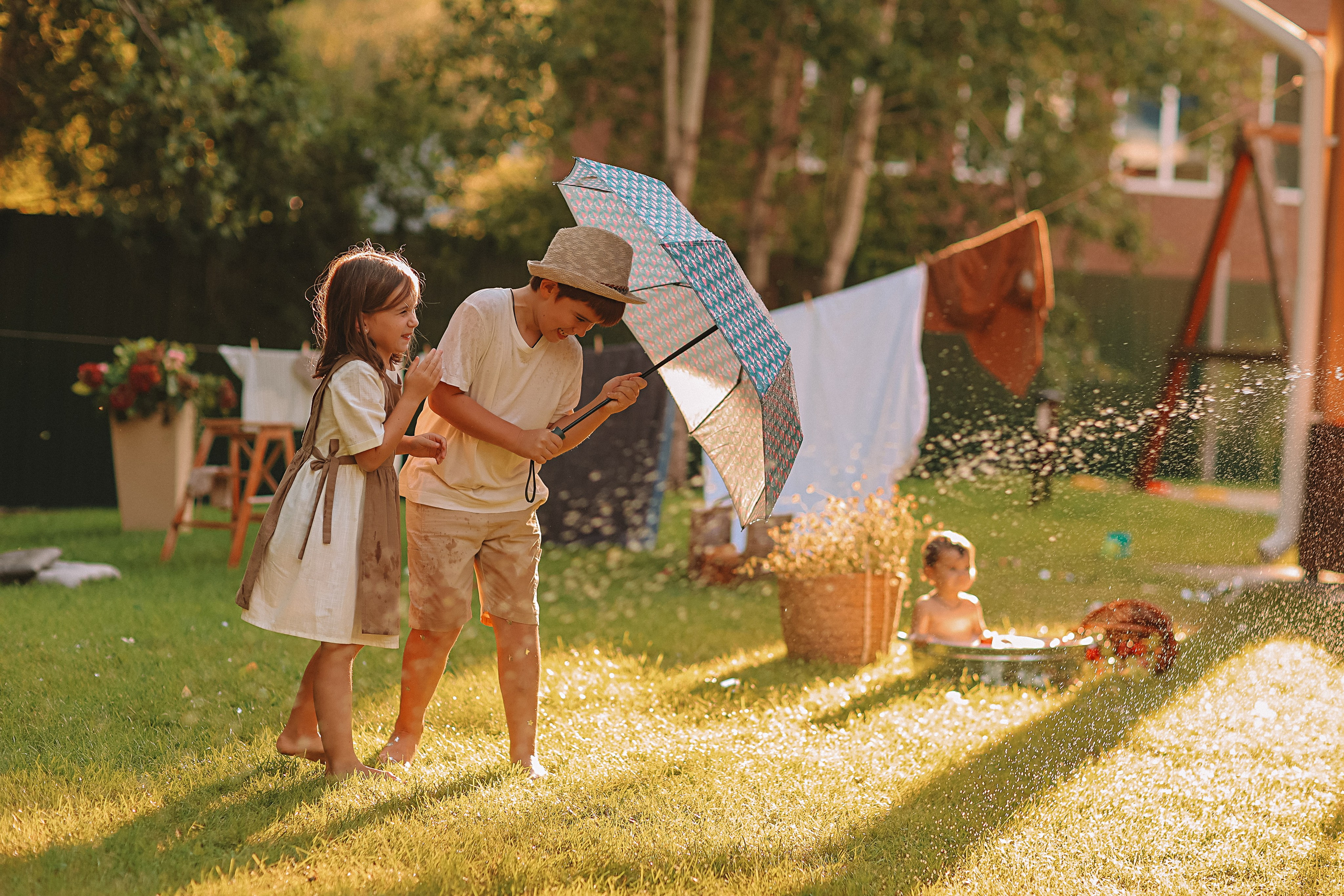 Стирка у дома. Семейный фотограф Тюмень, фотограф на роды Салмина Мария