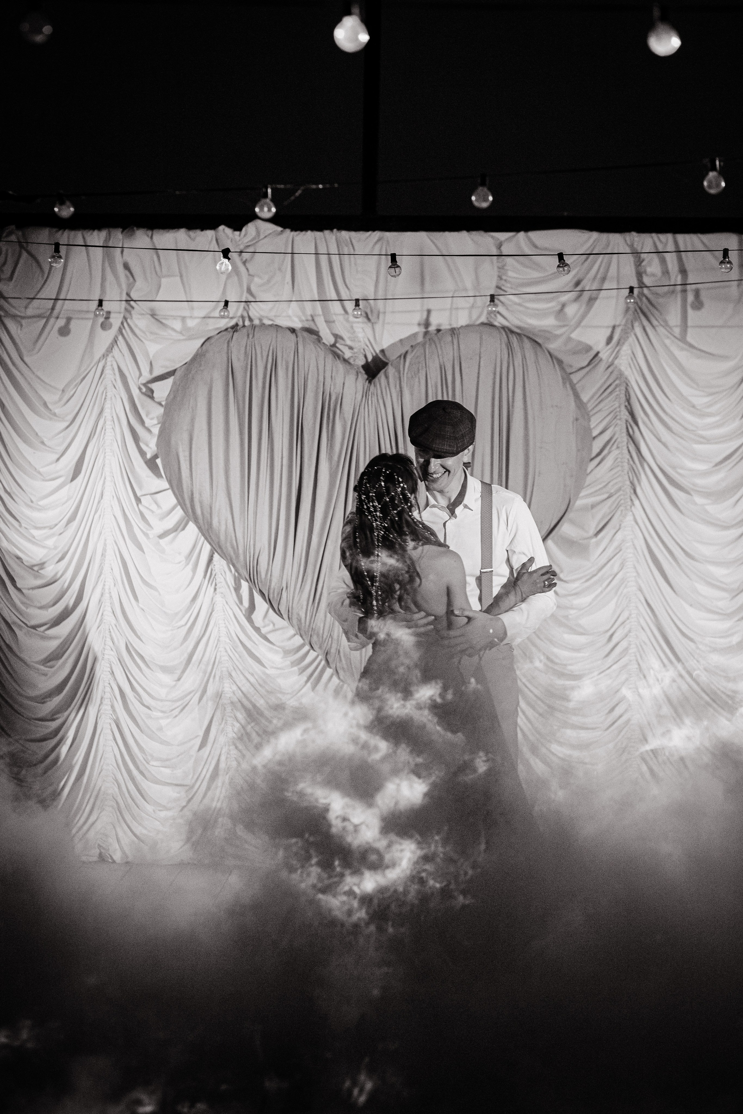 Чёрно-белая свадебная фотография первого танца молодожёнов, атмосфера и эмоции свадебного дня, фотограф Таганрог