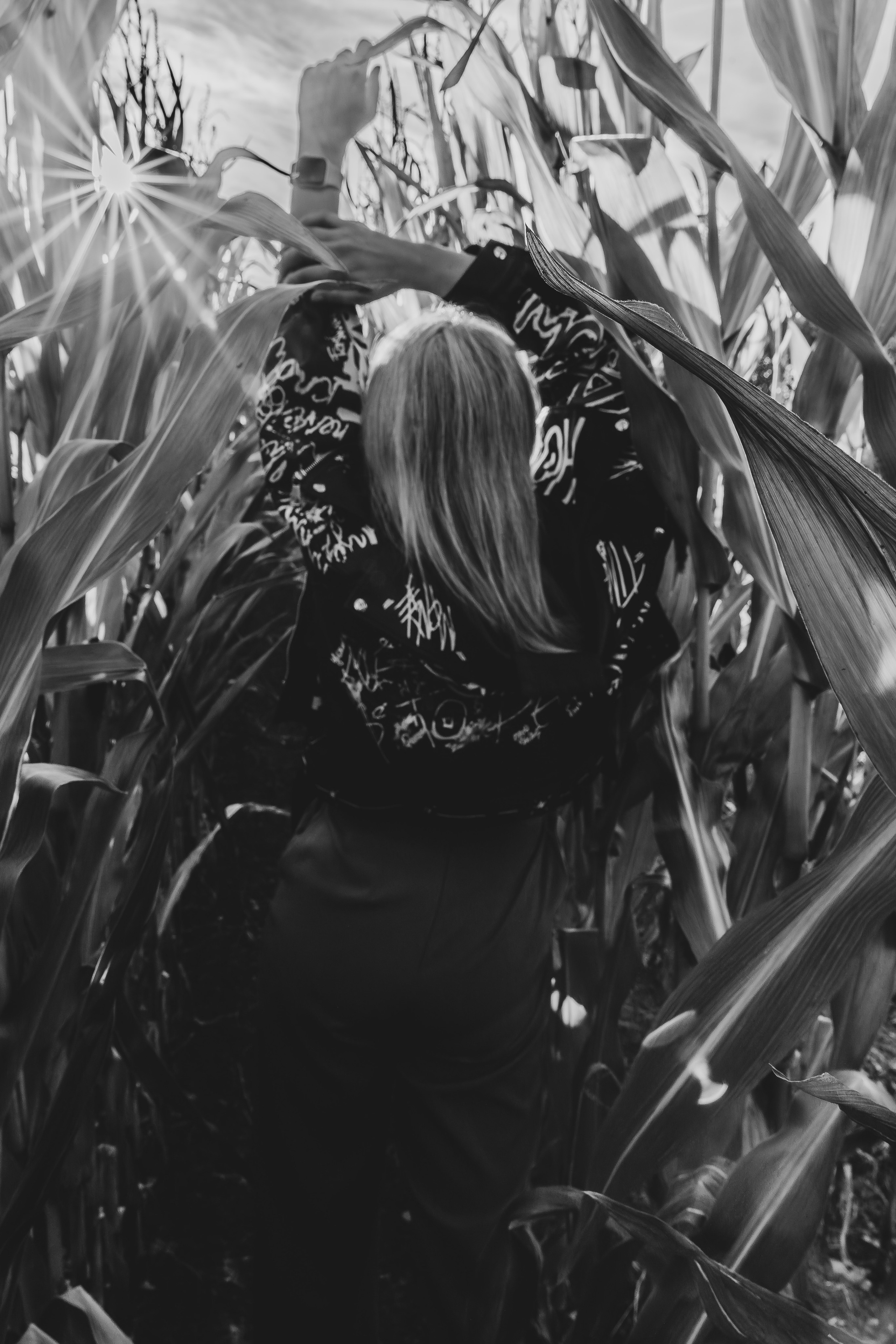 Дерзкая нежная фотосессия девушки в кукурузе