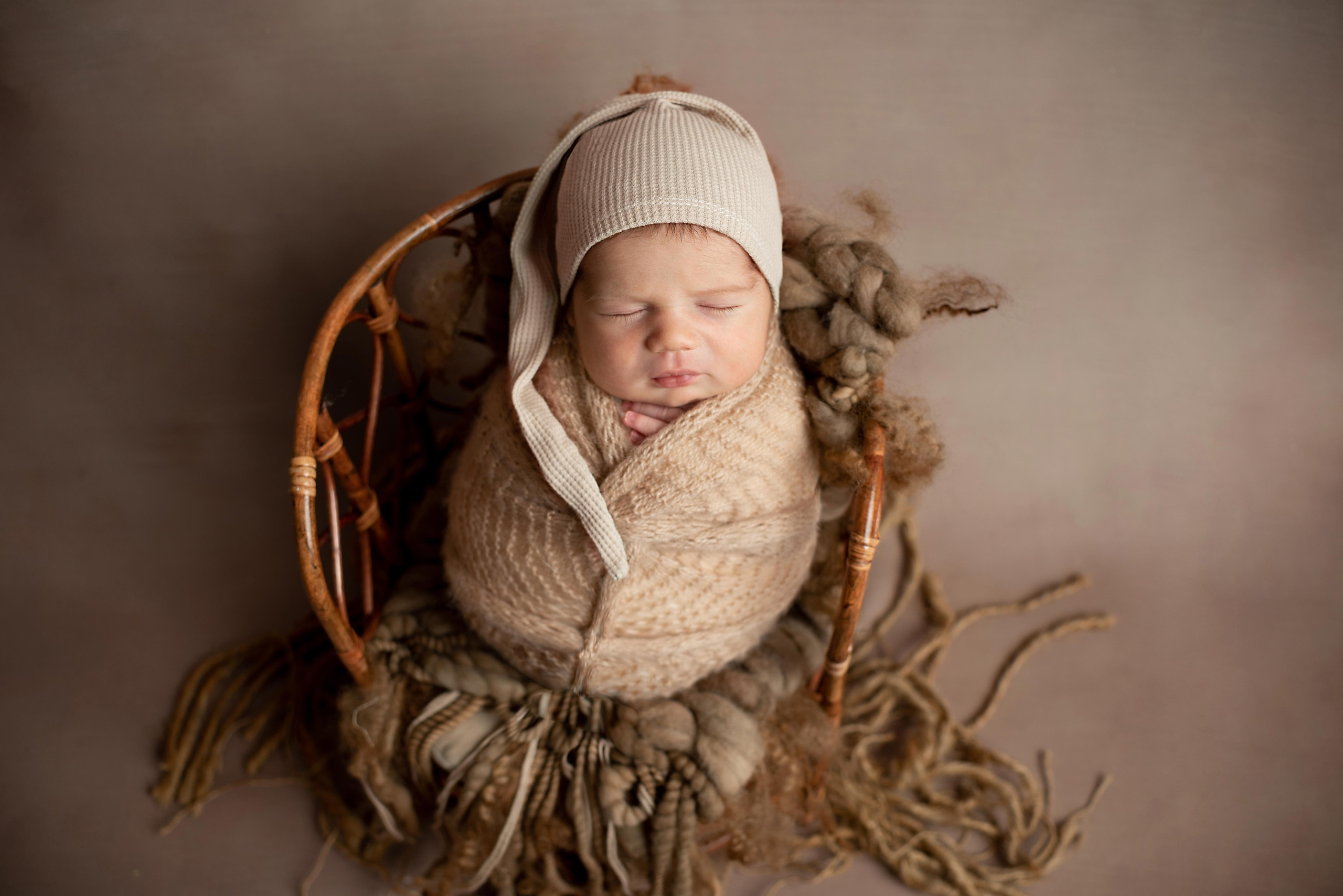Ньюборн Крепыш малыш Эмиль. Фотограф новорожденных в Нижневартовске Лара Курдюкова