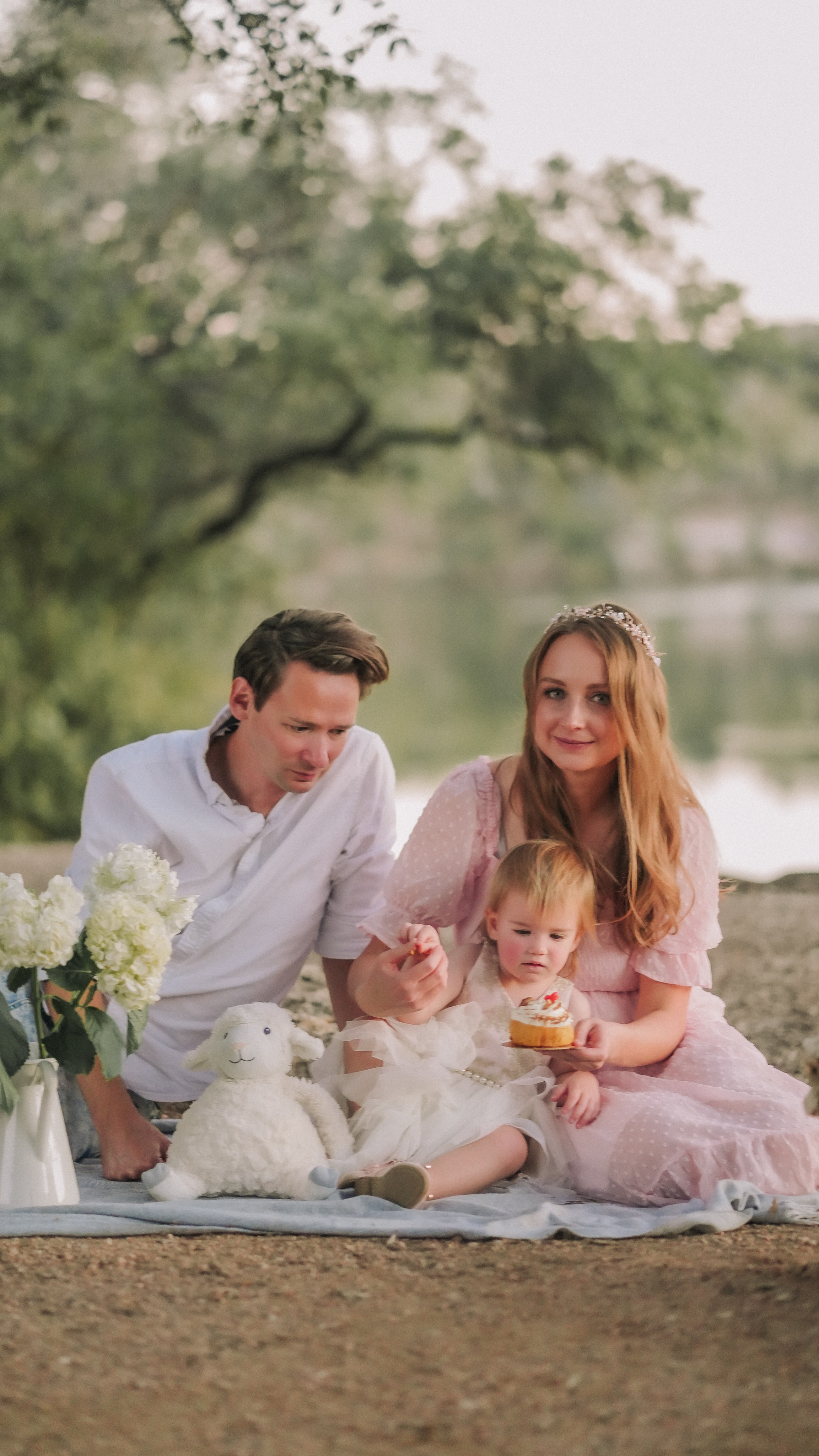 Family snuggles & smiles — cozy family photos