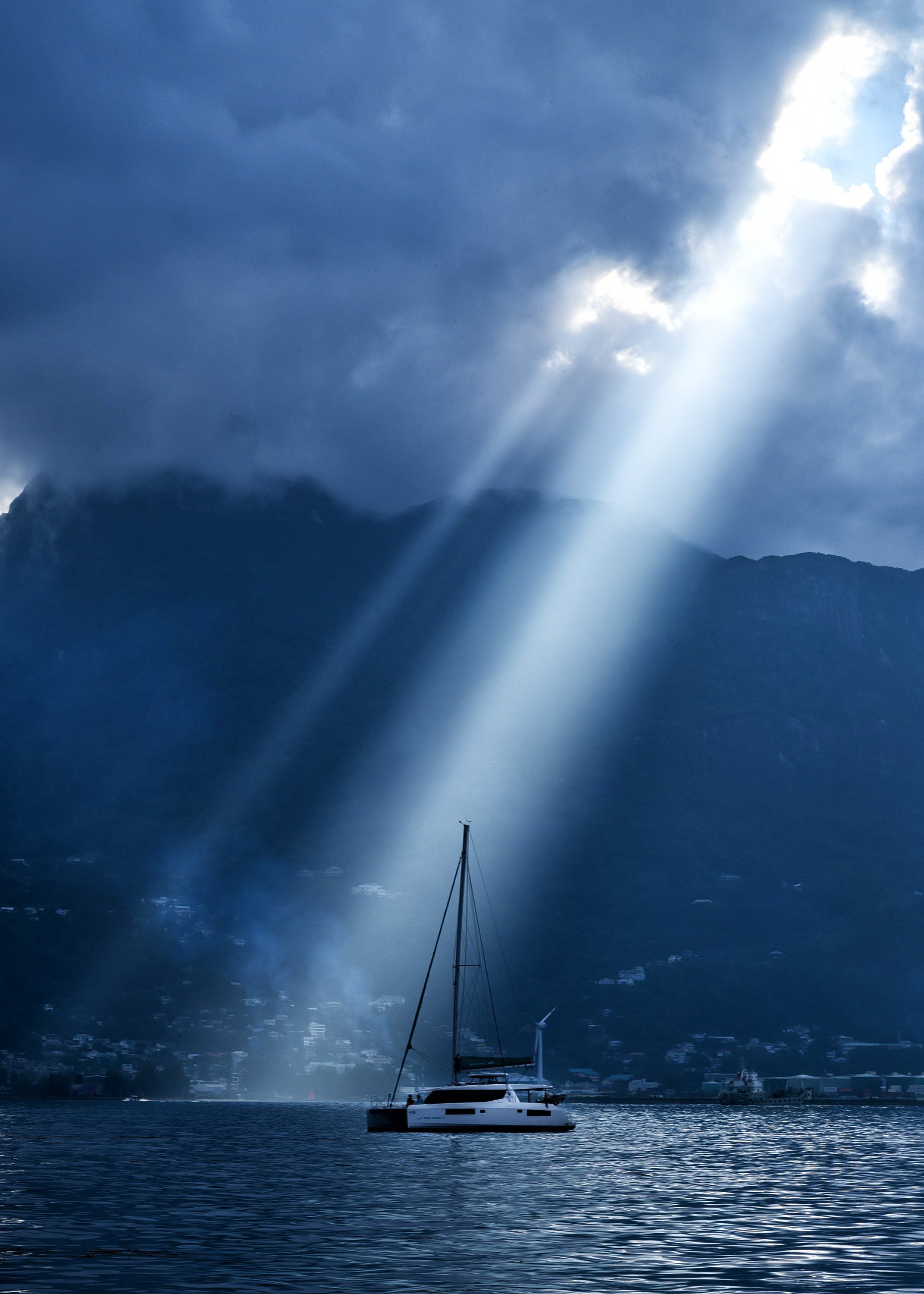 Катамаран в луче солнца на Сейшелах