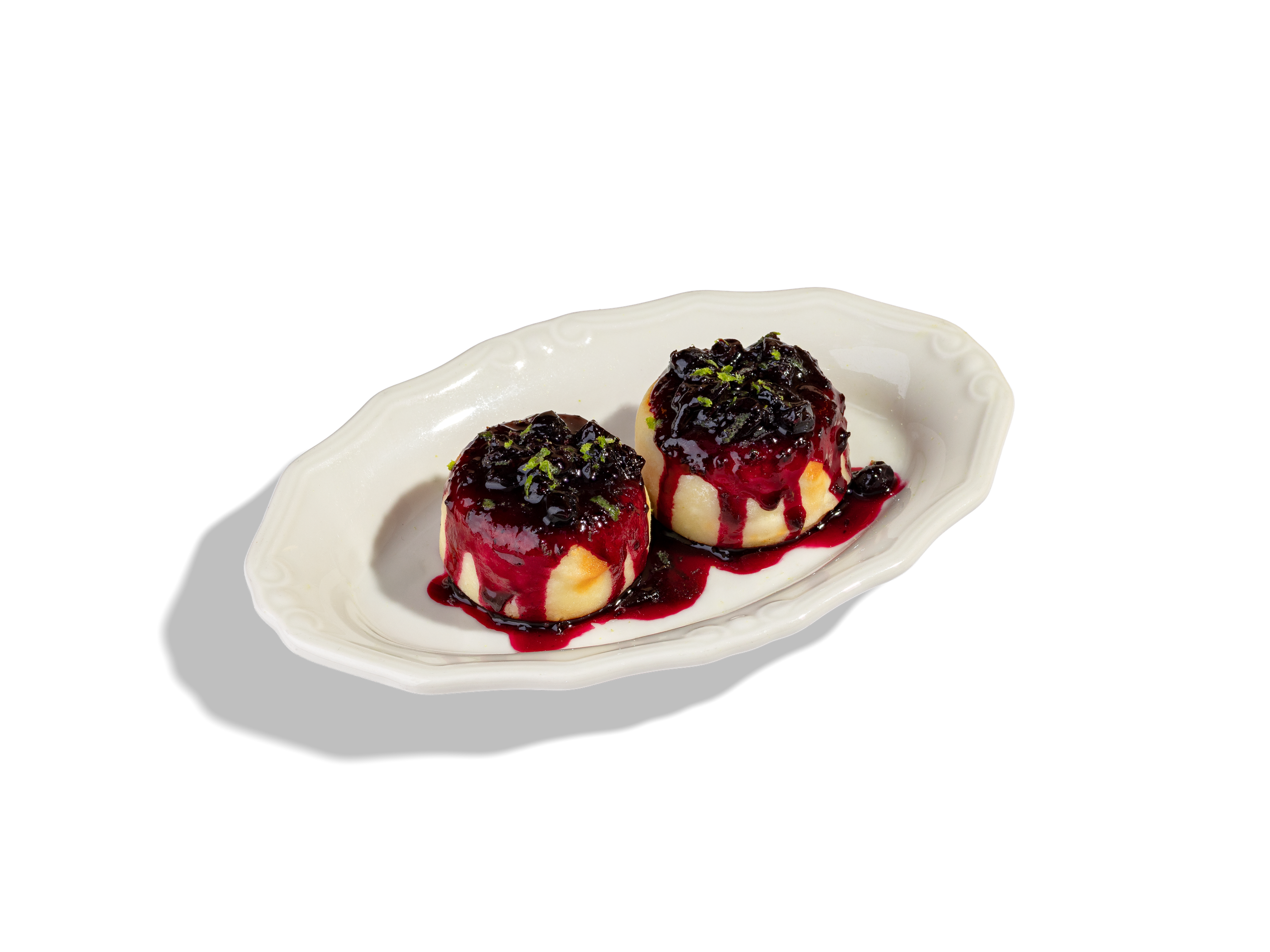 СЫРНИКИ С ЧЕРНОЙ СМОРОДИНОЙ — 590₽. Сырники из фермерского творога (2шт) с соусом из черной смородины и лайма.