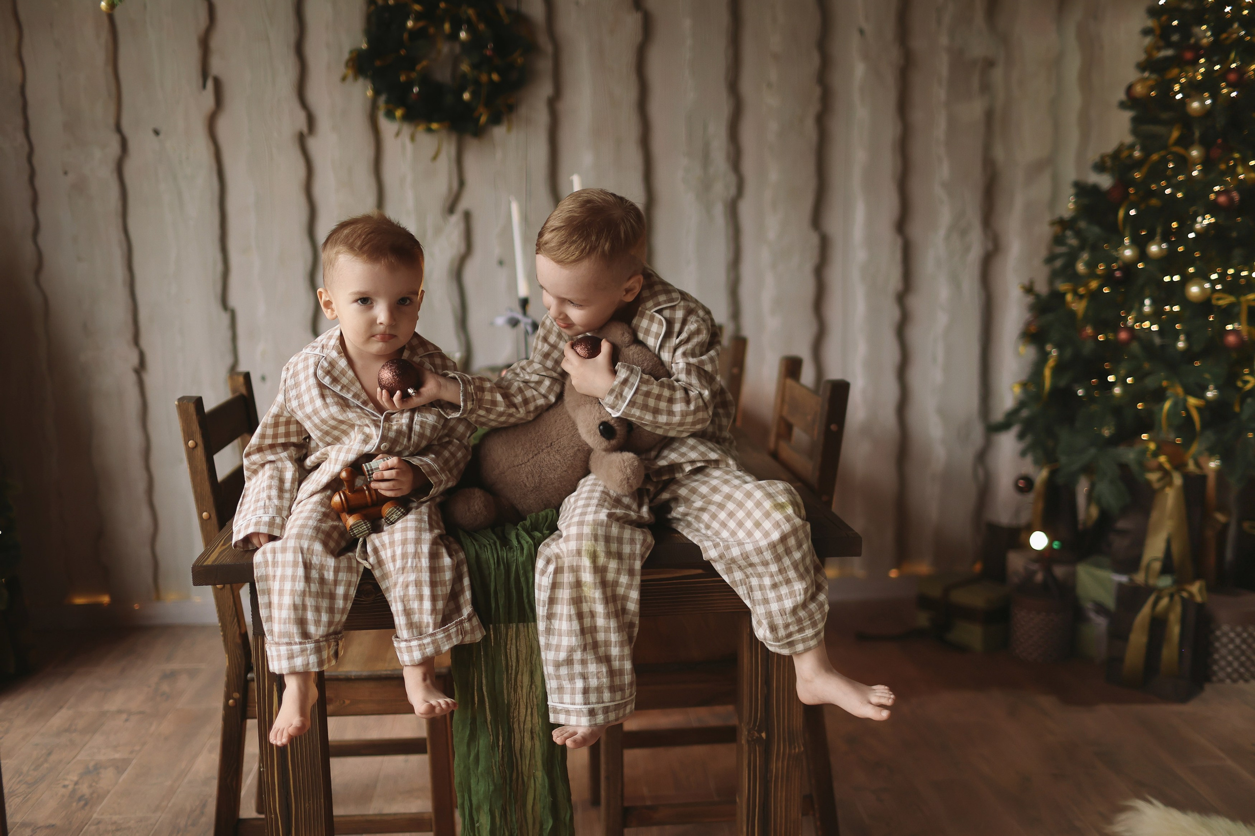 Семейная новогодняя фотосессия в загородном домике. Фотограф Владимир Москва