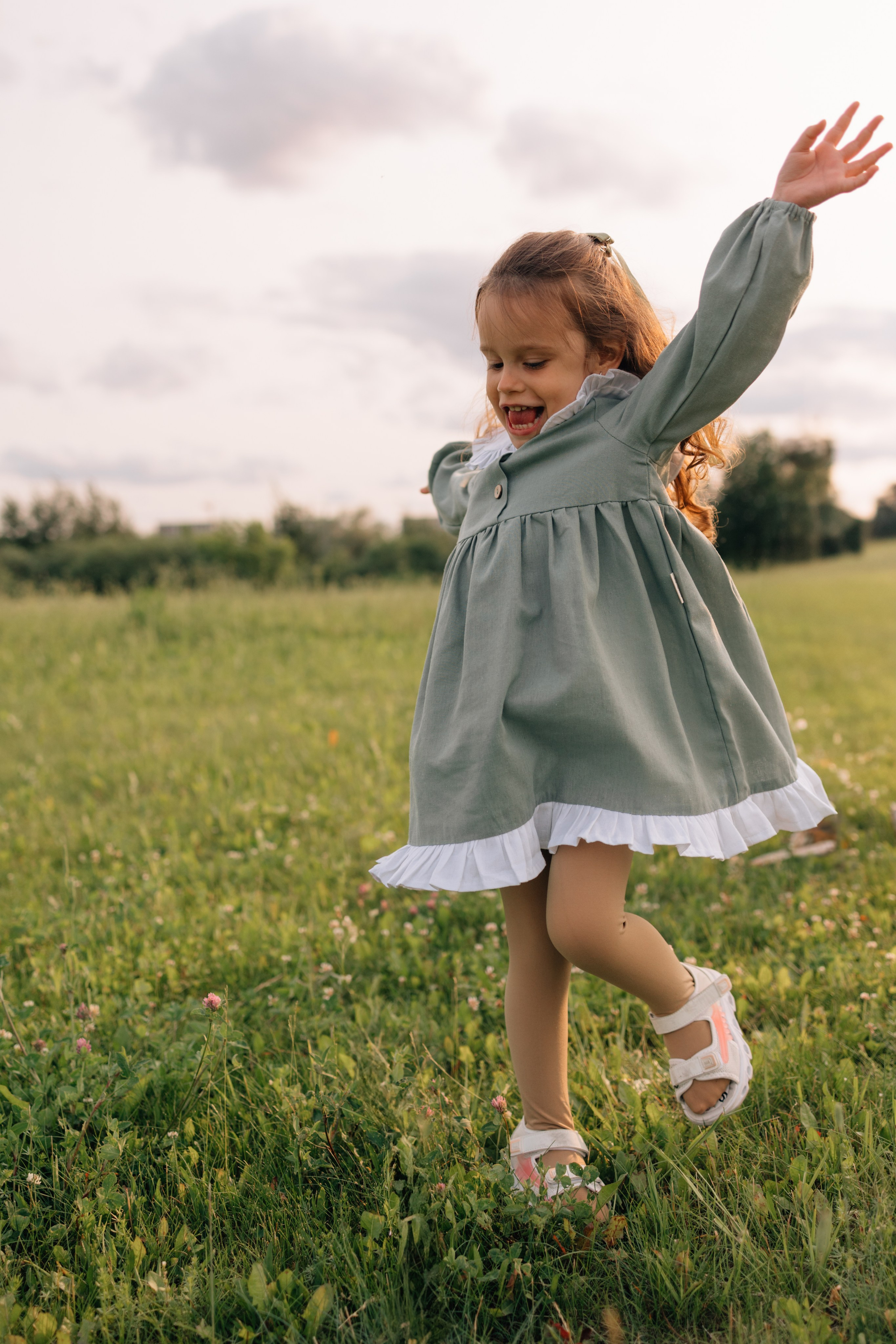 Анна, Марчелло, Настенька и Влада в поле. Фотограф Москва Светлана Кирюшина