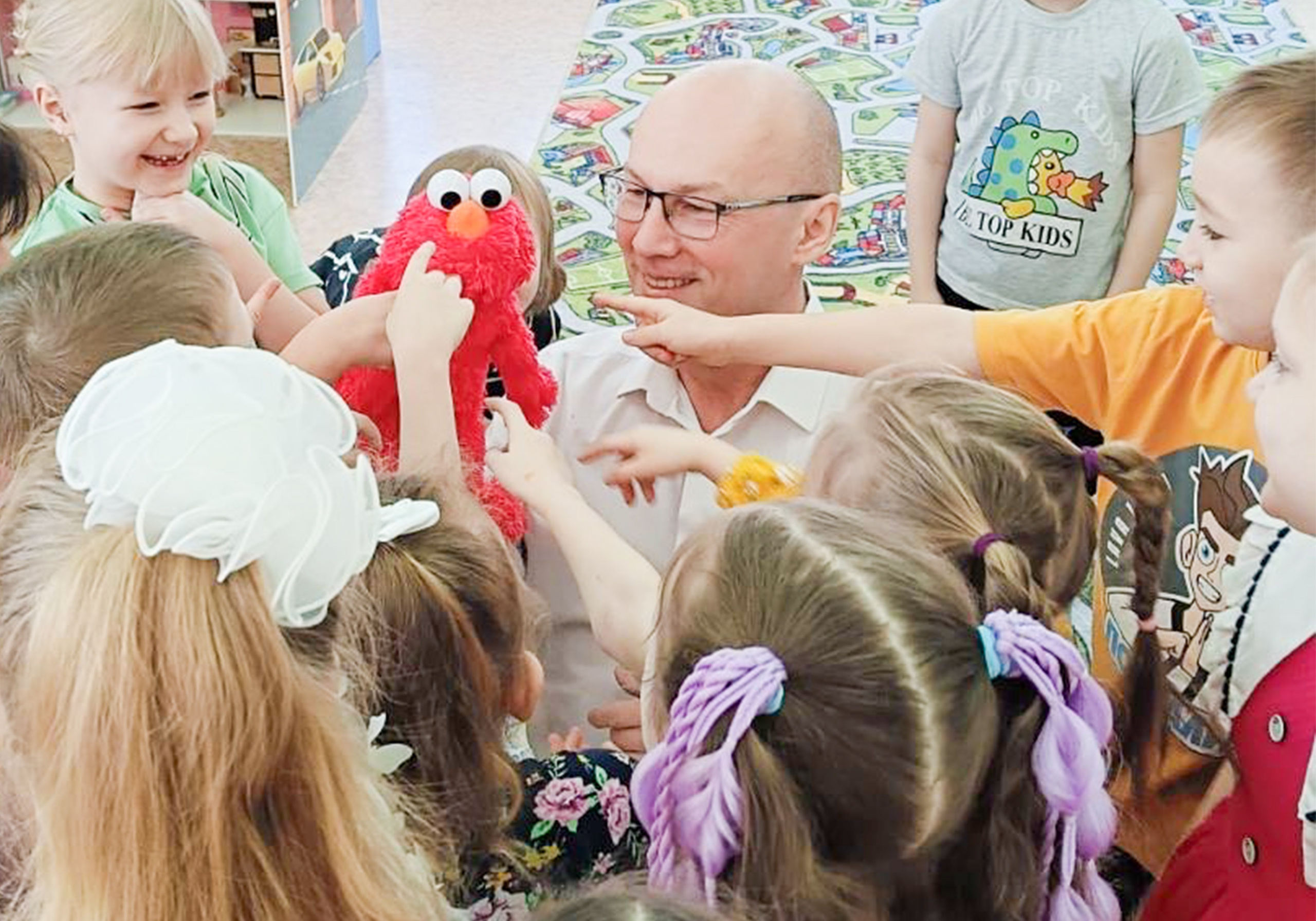 Фотограф коммуницирует с детьми перед началом фотосъемки