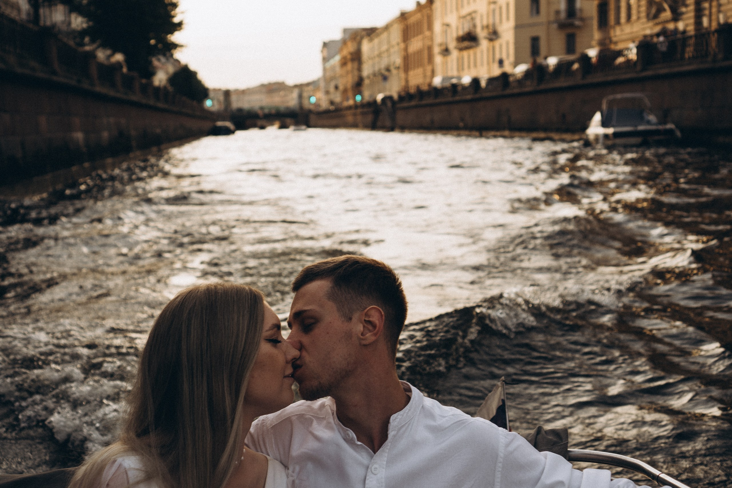 СВАДЕНБНАЯ СЬЕМКА НА КАТЕРЕ ПО КАНАЛАМ САНКТ-ПЕТЕРБУРГА И В АКВАТОРИИ НЕВЫ. Профессиональный фотограф, Санкт-Петербург — Виктория Богомолова