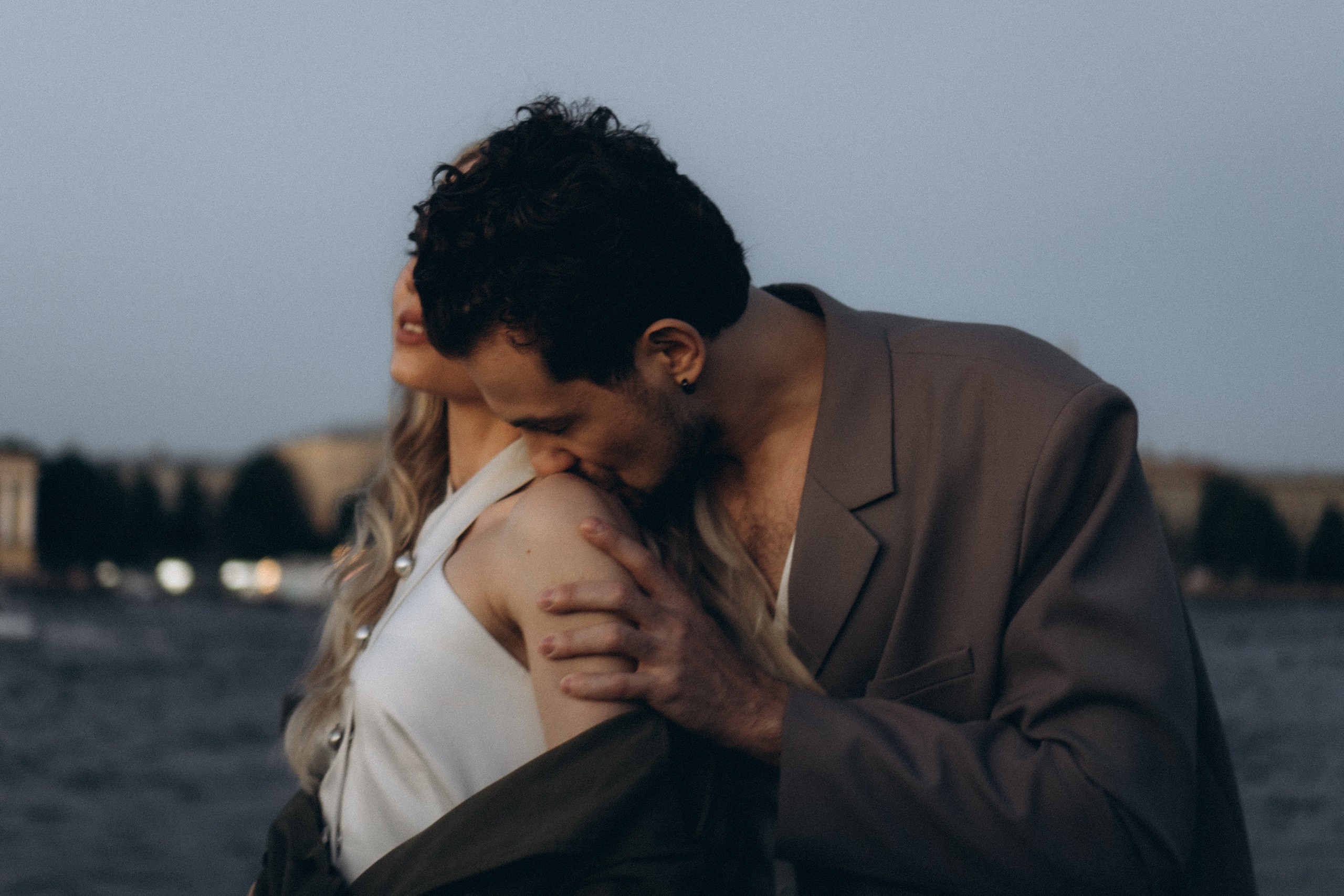 СВАДЕБНАЯ СЬЕМКА ПАРЫ НА РАССВЕТЕ В БЕЛЫЕ НОЧИ И ПРОГУЛКА С РАЗВОДНЫМИ МОСТАМИ И ПИКНИК ВОЗЛЕ ИСАКИЕВСКОГО СОБОРА. Профессиональный фотограф, Санкт-Петербург — Виктория Богомолова