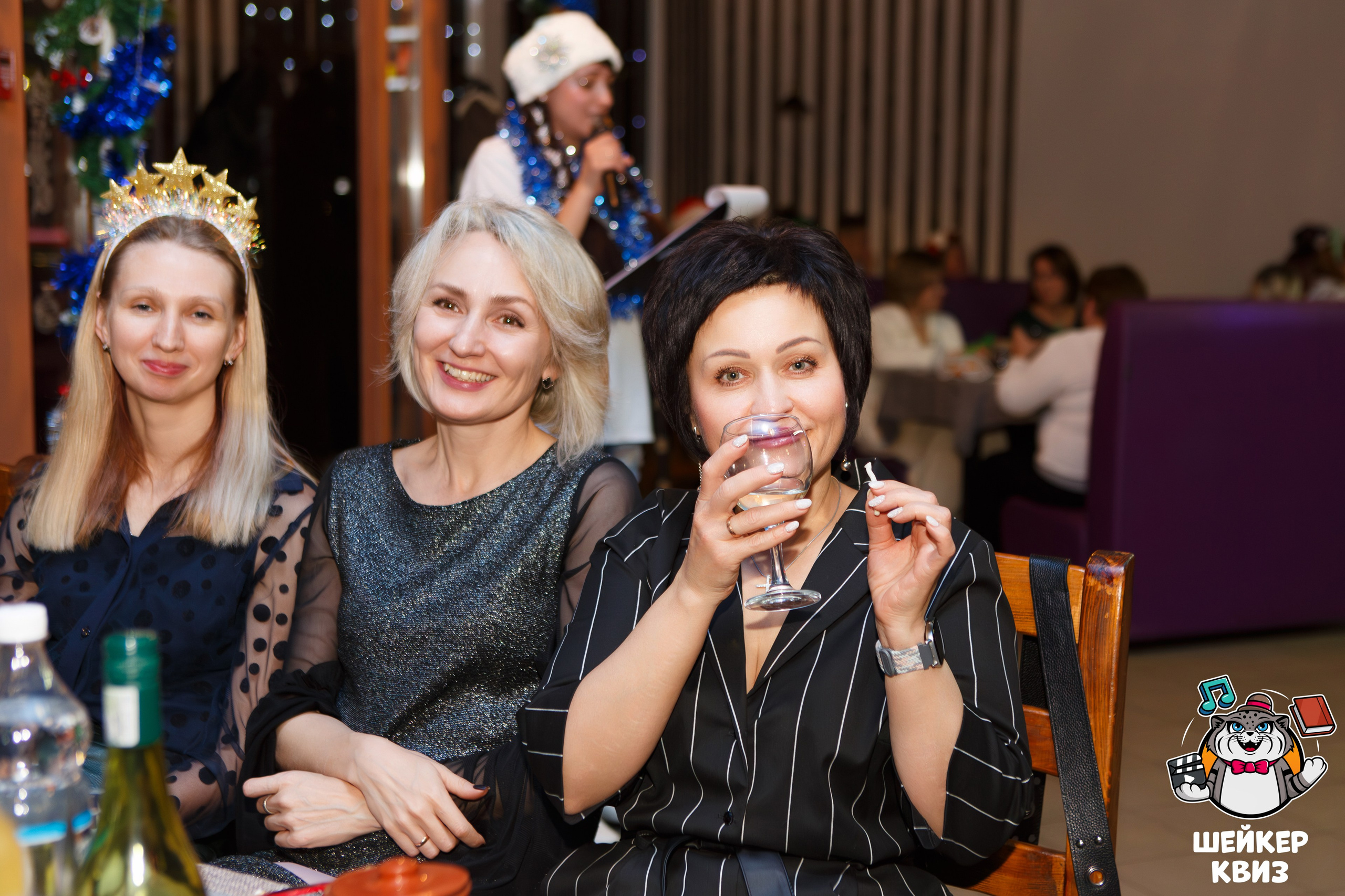 Фотосессия новогоднего квиза: команда в праздничных костюмах обсуждает задание