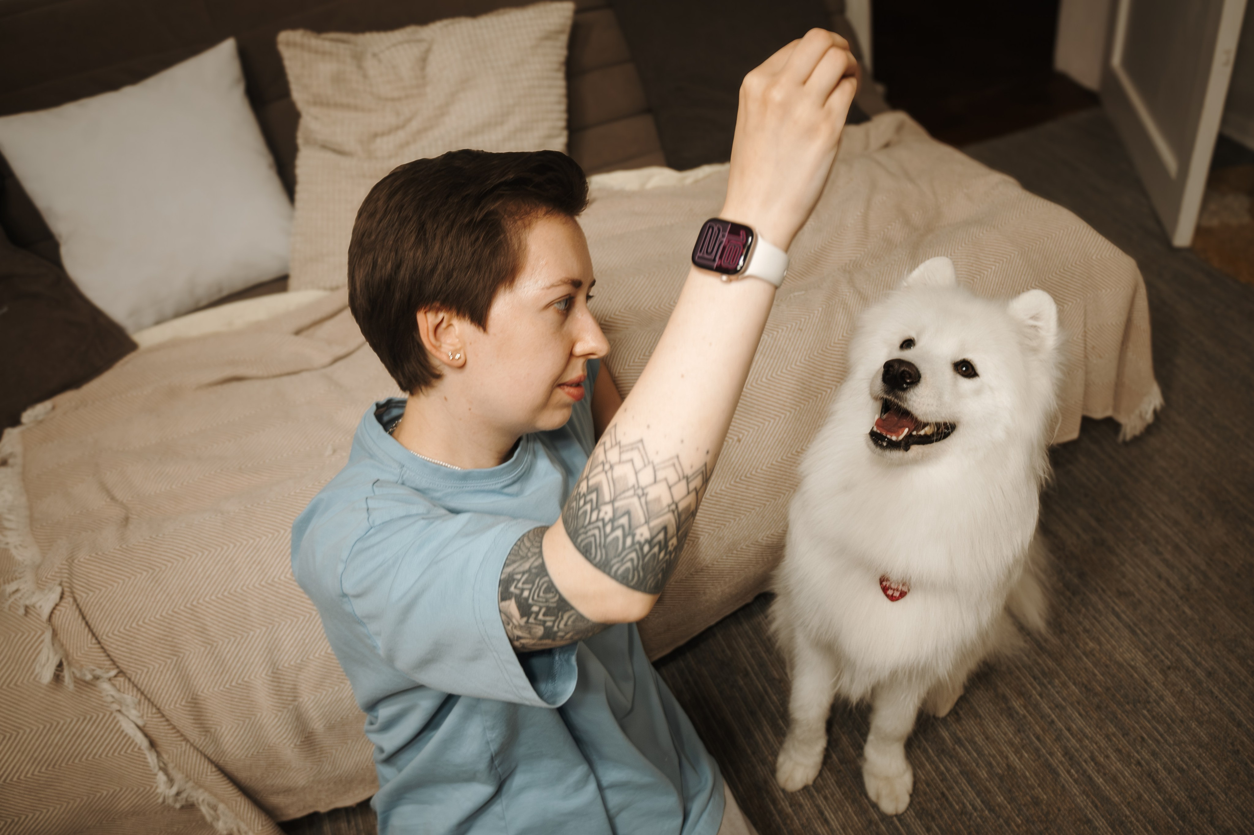 Домашняя фотосессия девушки с собакой и пара фото в дождливый день. Фотограф-анималист в Москве Екатерина Тихонова