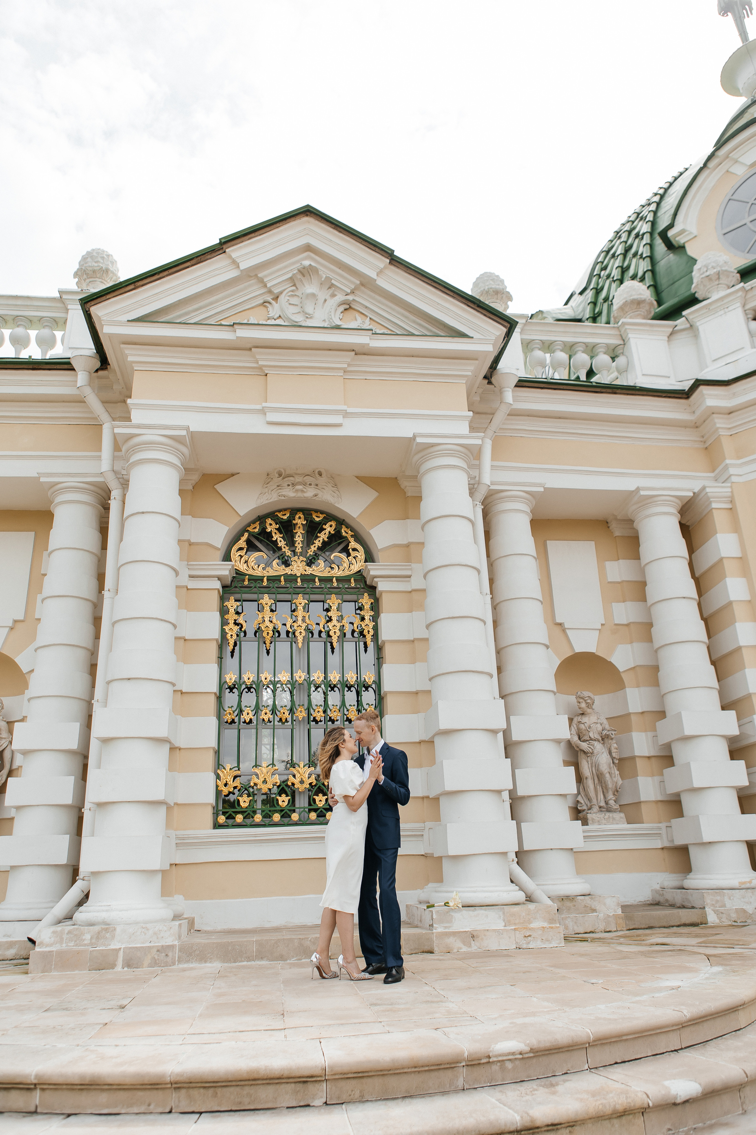 Свадебная фотосессия в усадьбе Кусково. Свадебный фотограф в Москве Дарья Олендарёва