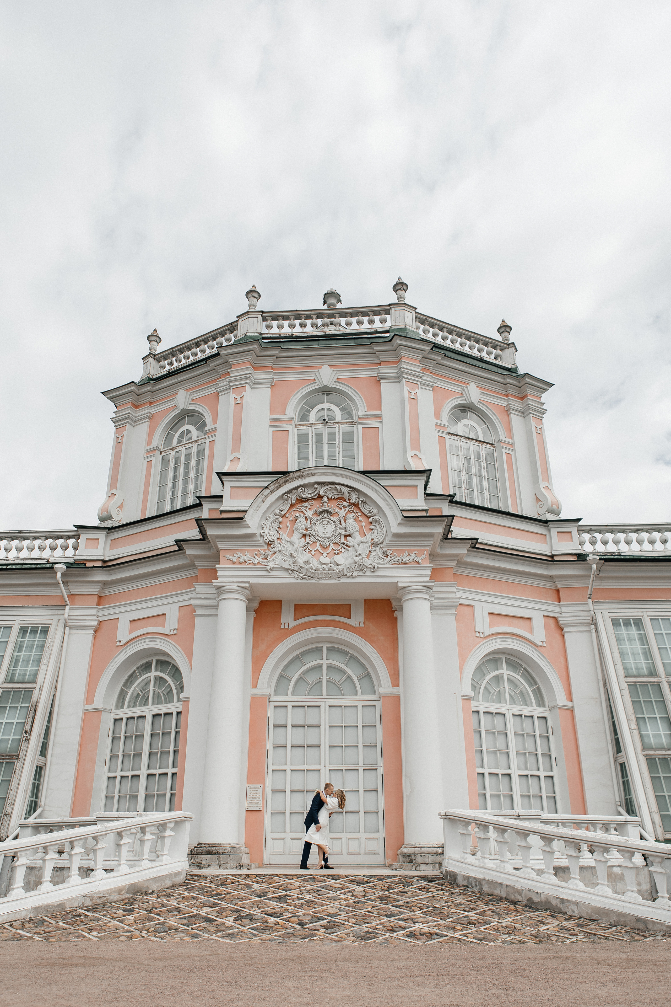 Свадебная фотосессия в усадьбе Кусково. Свадебный фотограф в Москве Дарья Олендарёва