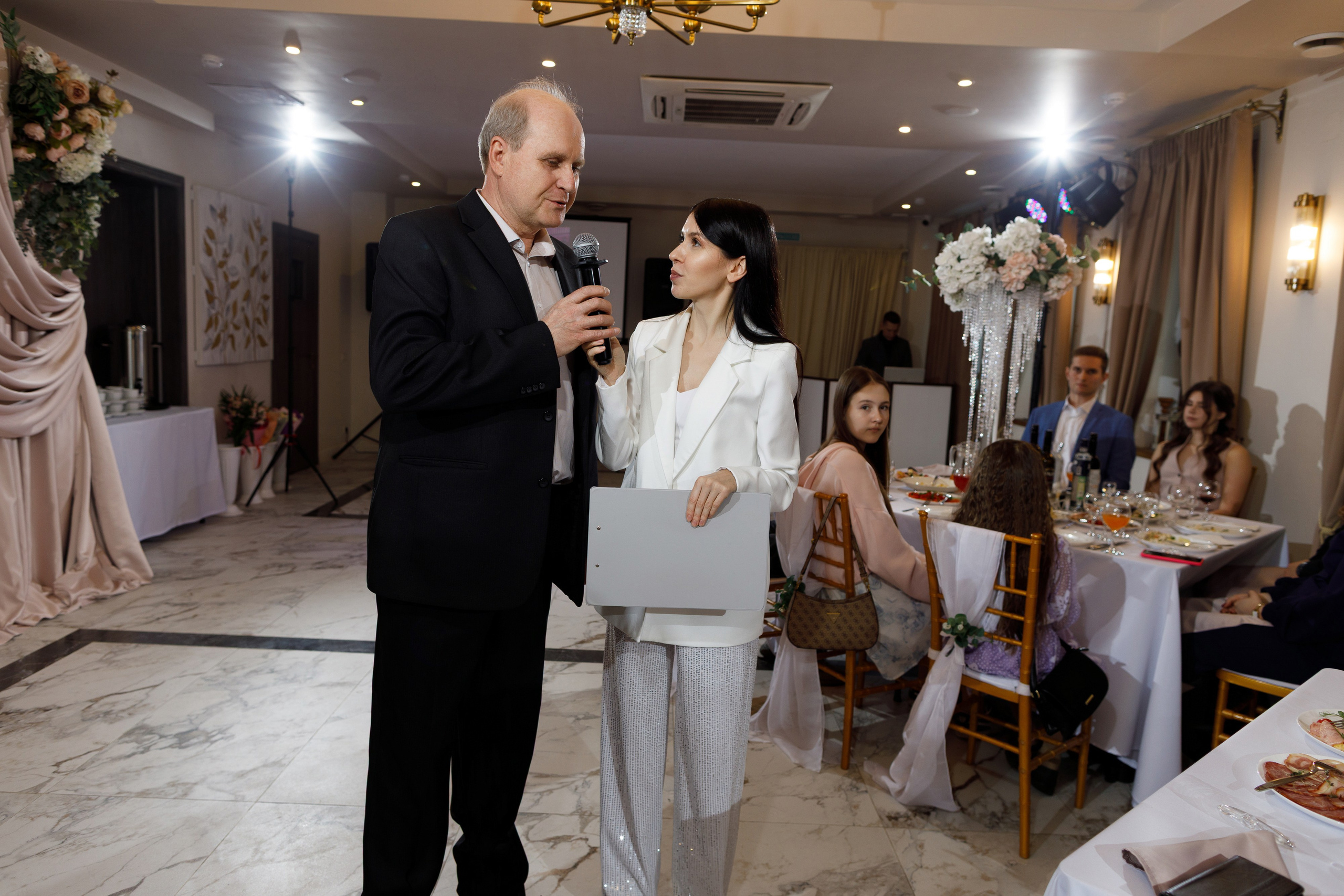 Роскошное утро пары в номере отеля. Олег Сверчков | Свадебный фотограф Вологда