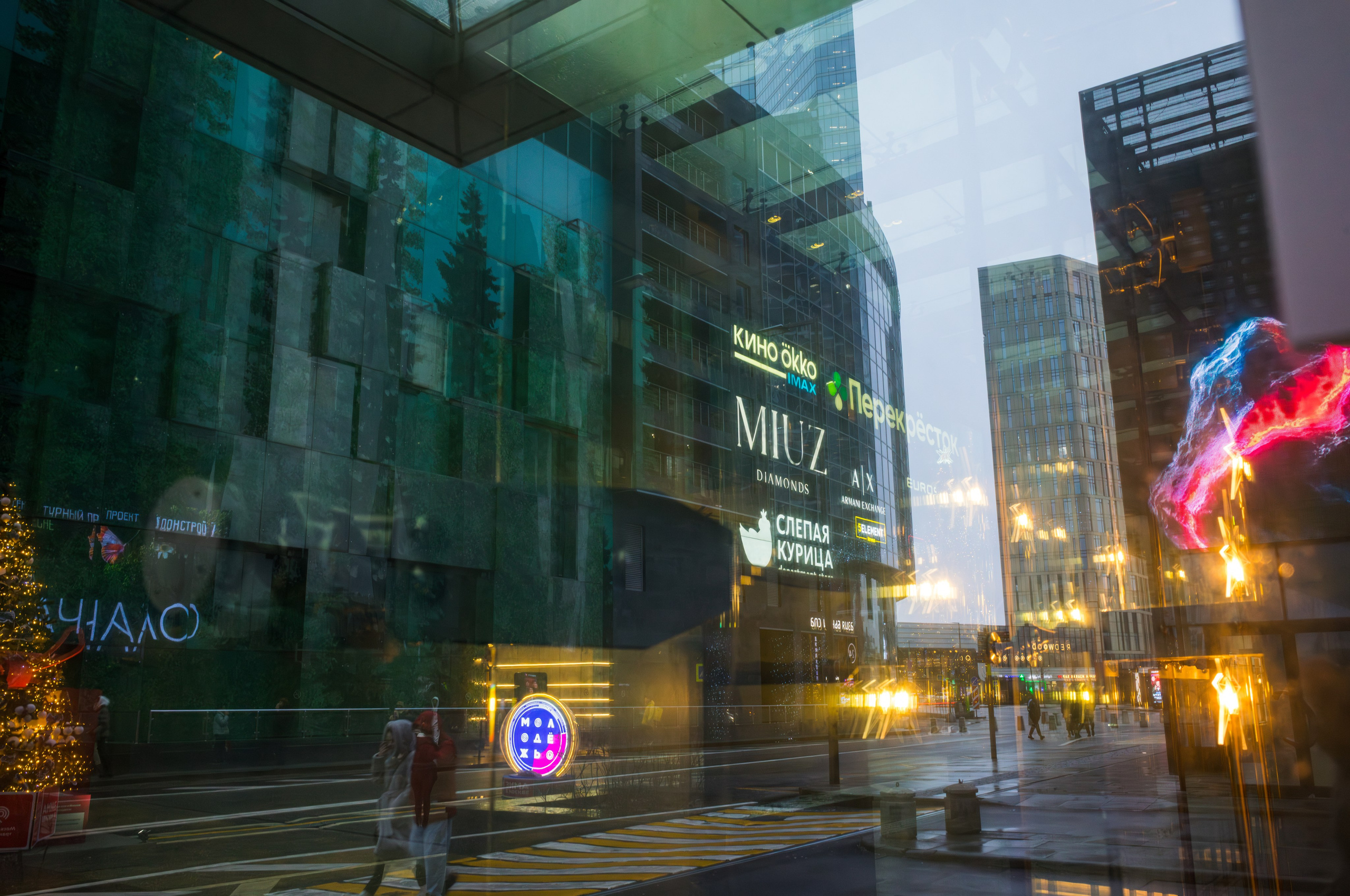 Отражения сквозь витрины в Москва-Сити