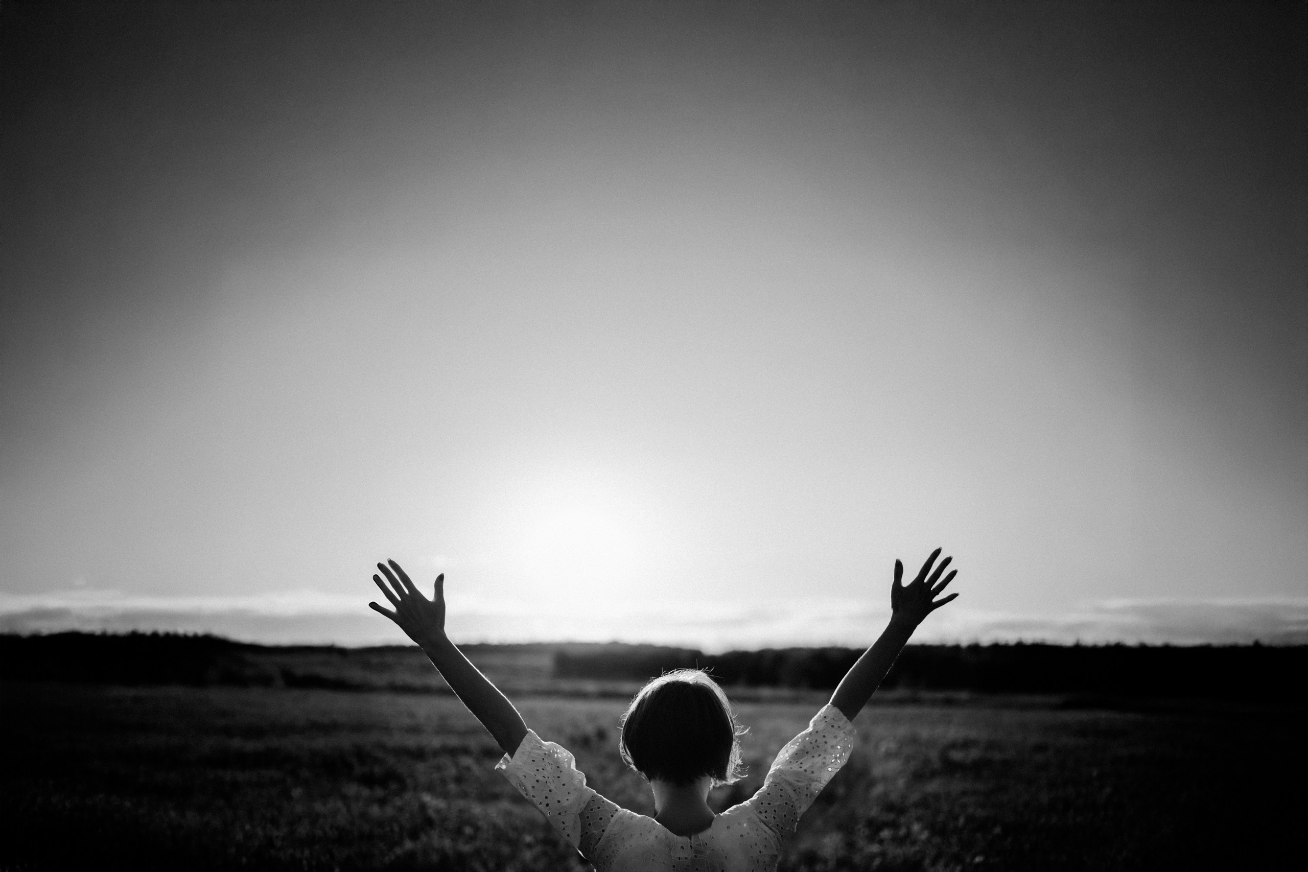 Девушка поднимает руки вверх