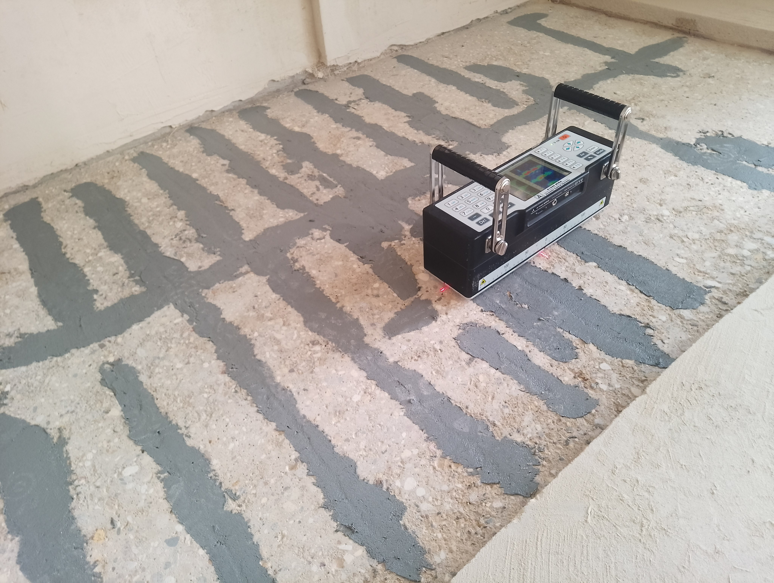 Determination of discontinuities in reinforced concrete structures in areas of external reinforcement with composite materials