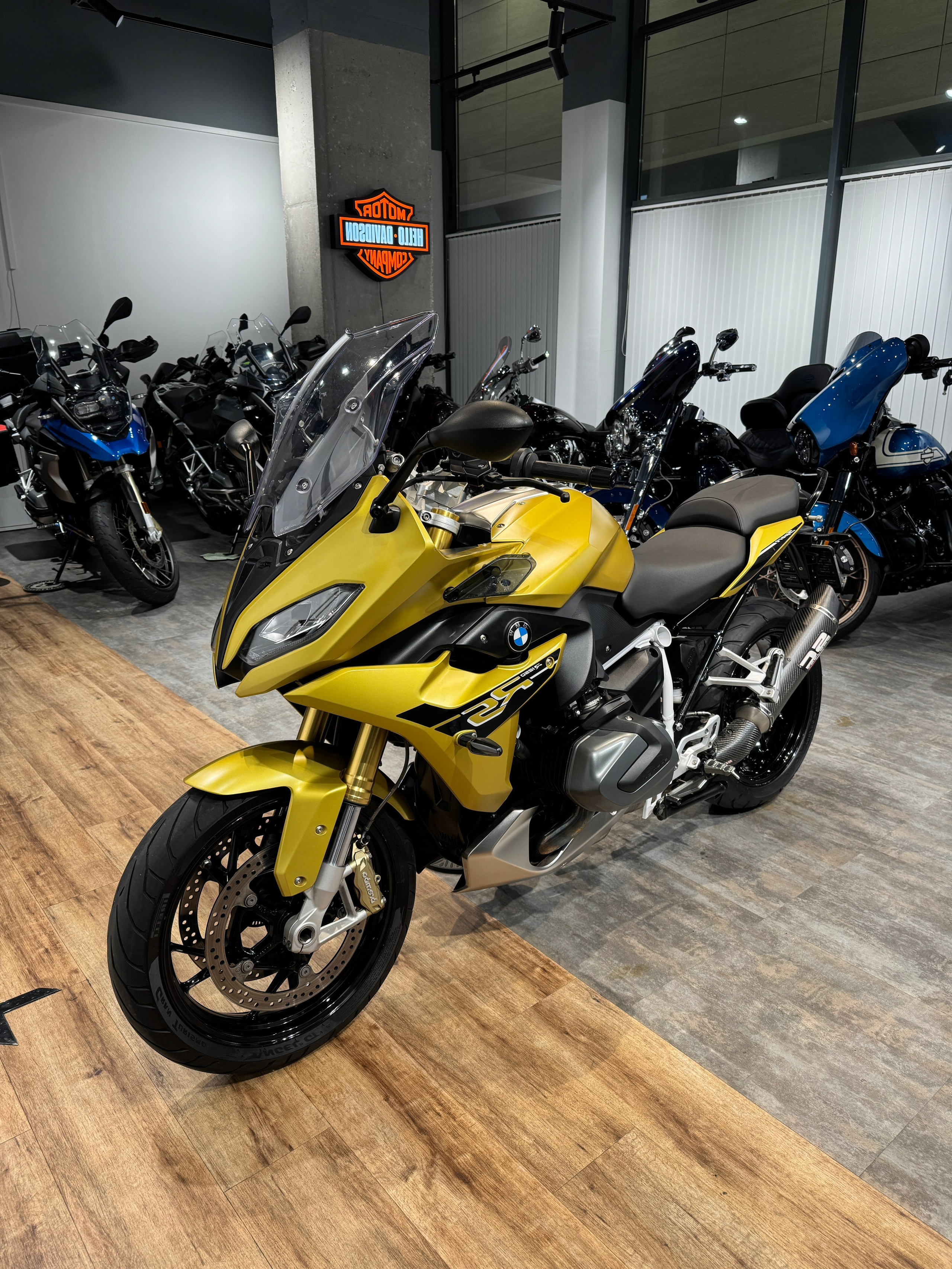 Мотоциклы 2019 R1250RS (Austin Yellow)  — купить мотоцикл. Hello Davidson, Москва. Только хорошие мотоциклы…