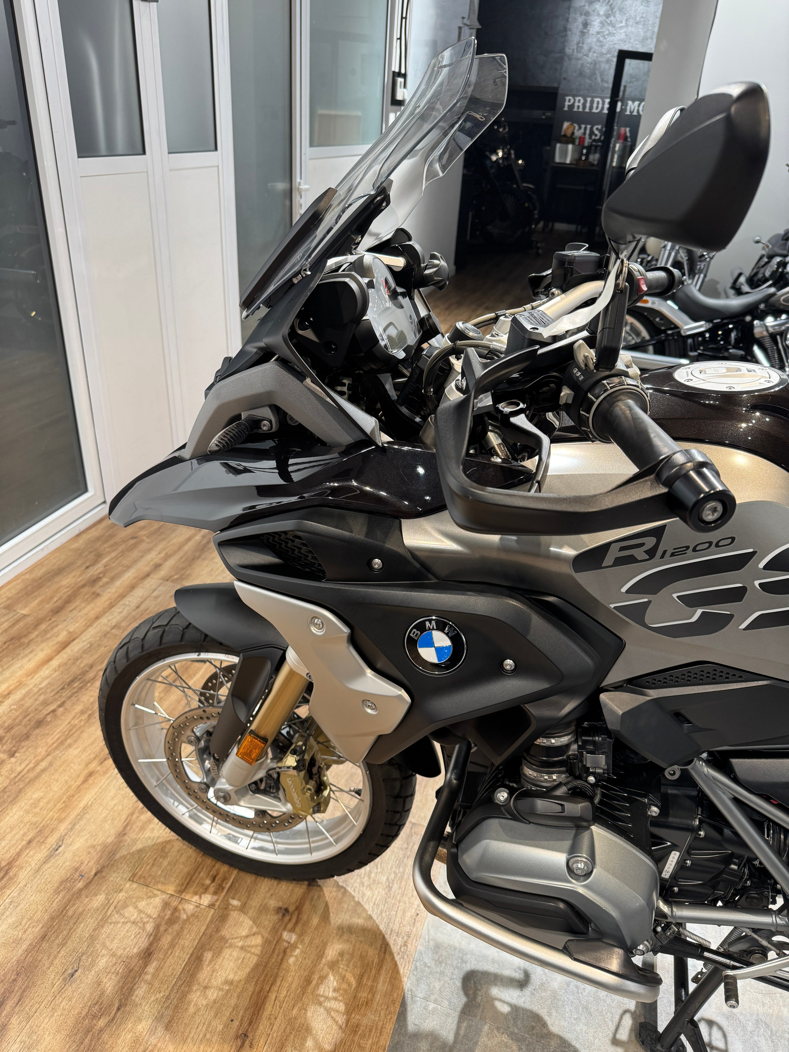 2015 BMW R1200GS Black/Agate Grey — подробнее на сайте. Hello Davidson, Москва. Только хорошие мотоциклы…