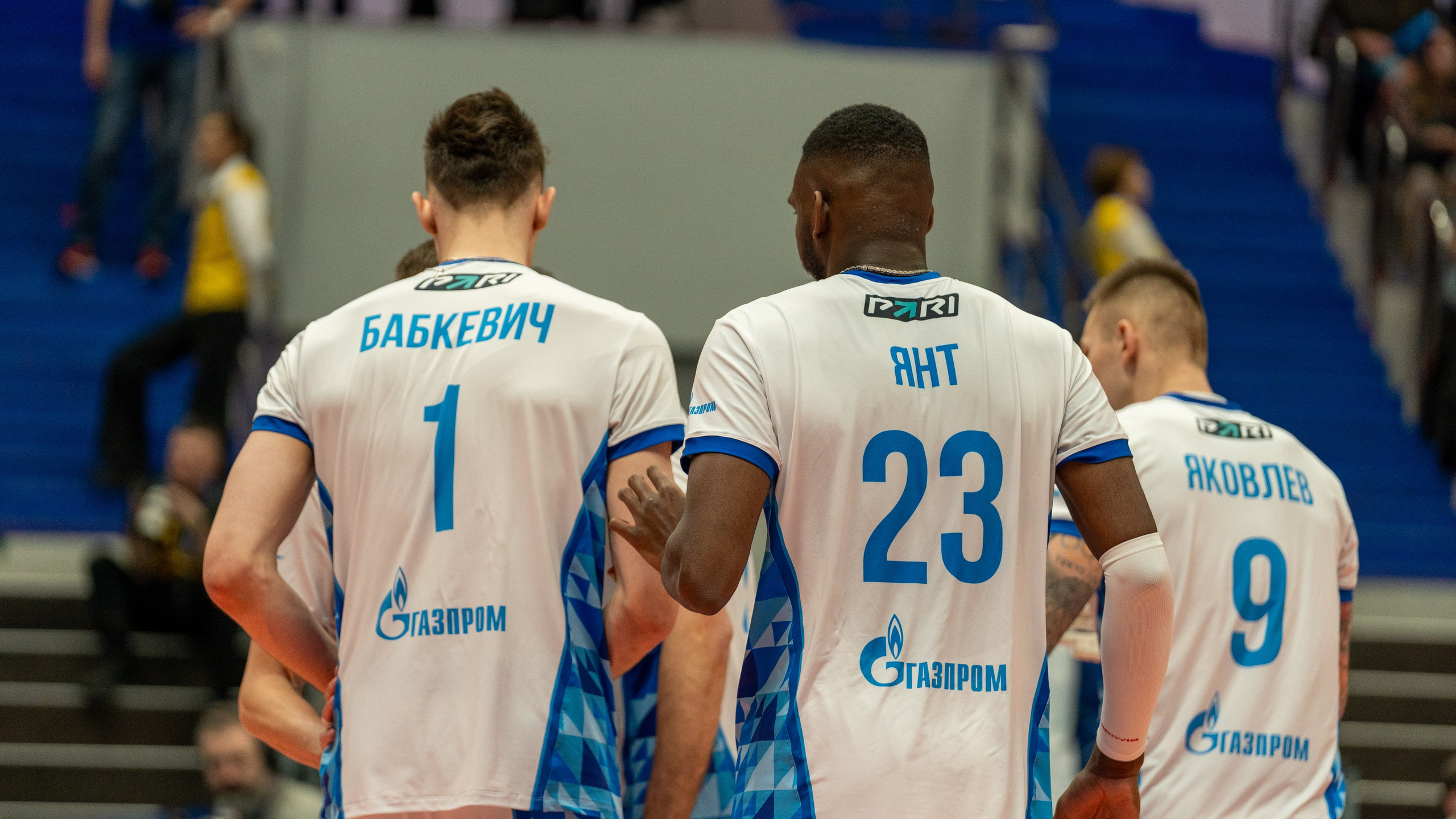 Игроки «Зенита» СПб на волейбольной площадке: командный настрой в репортаже спортивного фотографа из Санкт-Петербурга.