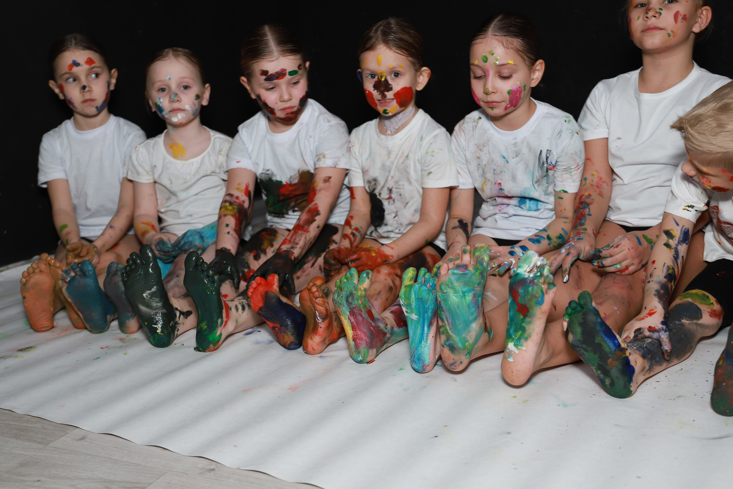 Младшие с красками. Фотограф Юлия Мальцева