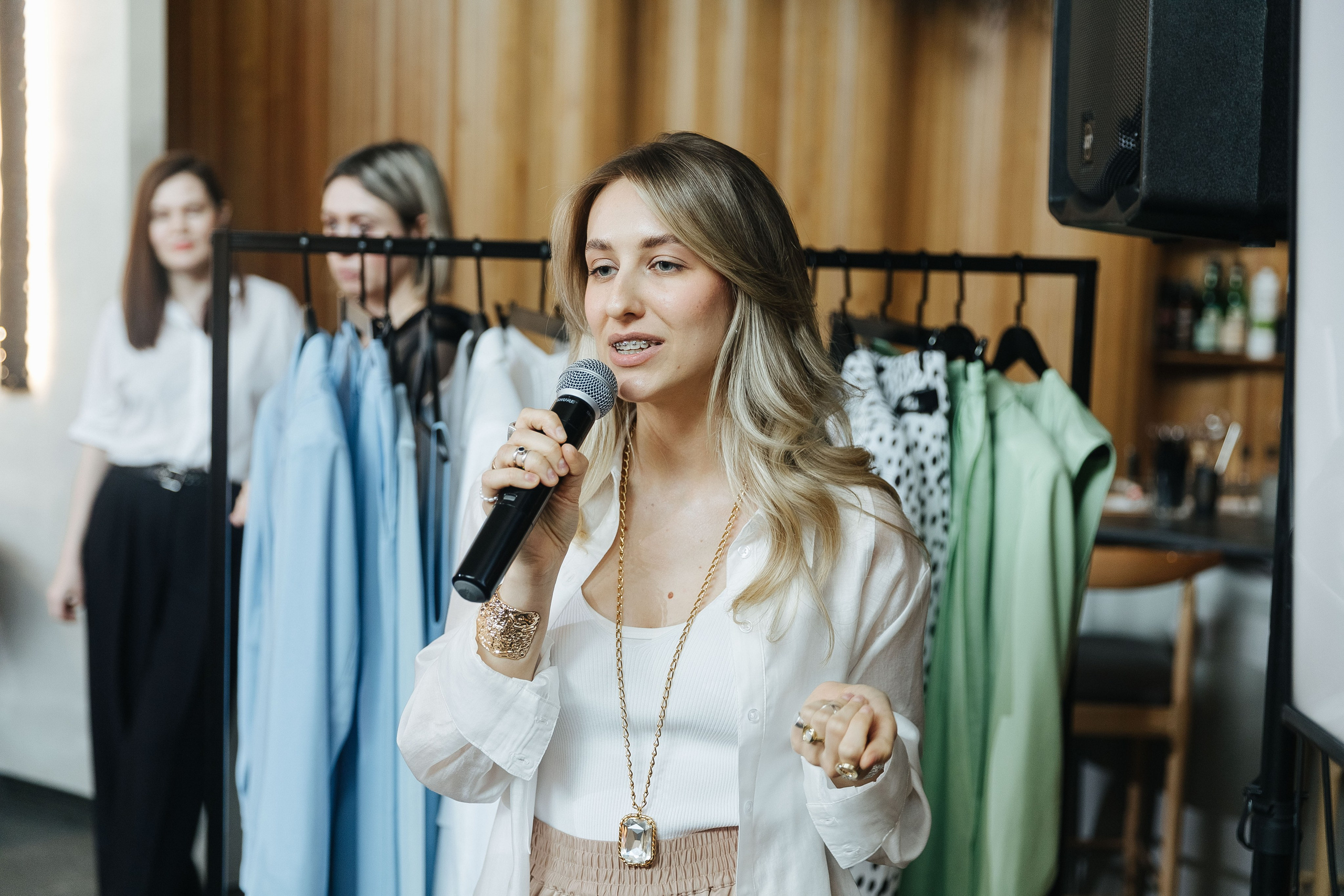 Презентация открытия магазина женской одежды GLVR в ресторане Fresco. Фотограф в Красноярске Надежда Воскресенская