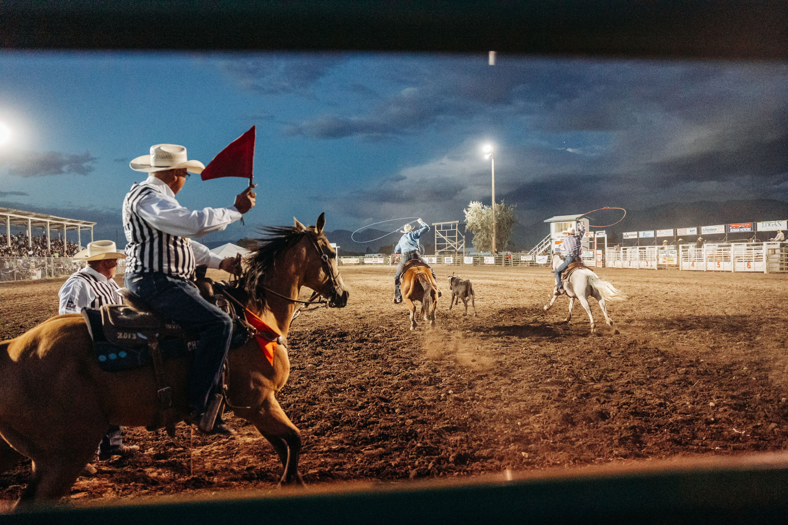 Мужчина на коне на родео. Колористика Victory photo