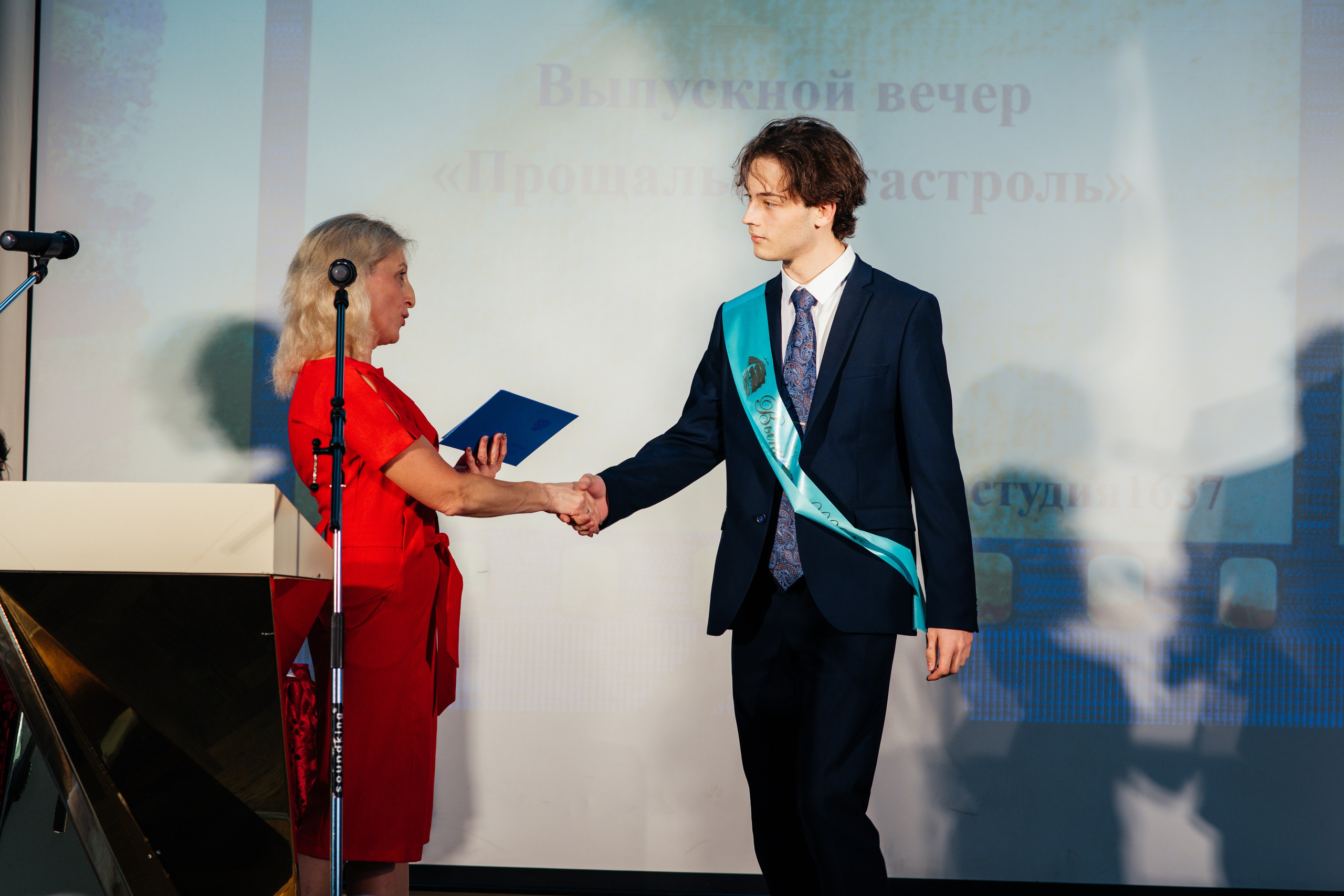 Вручение аттестатов. Выпускные альбомы в Подольске Москве и МО