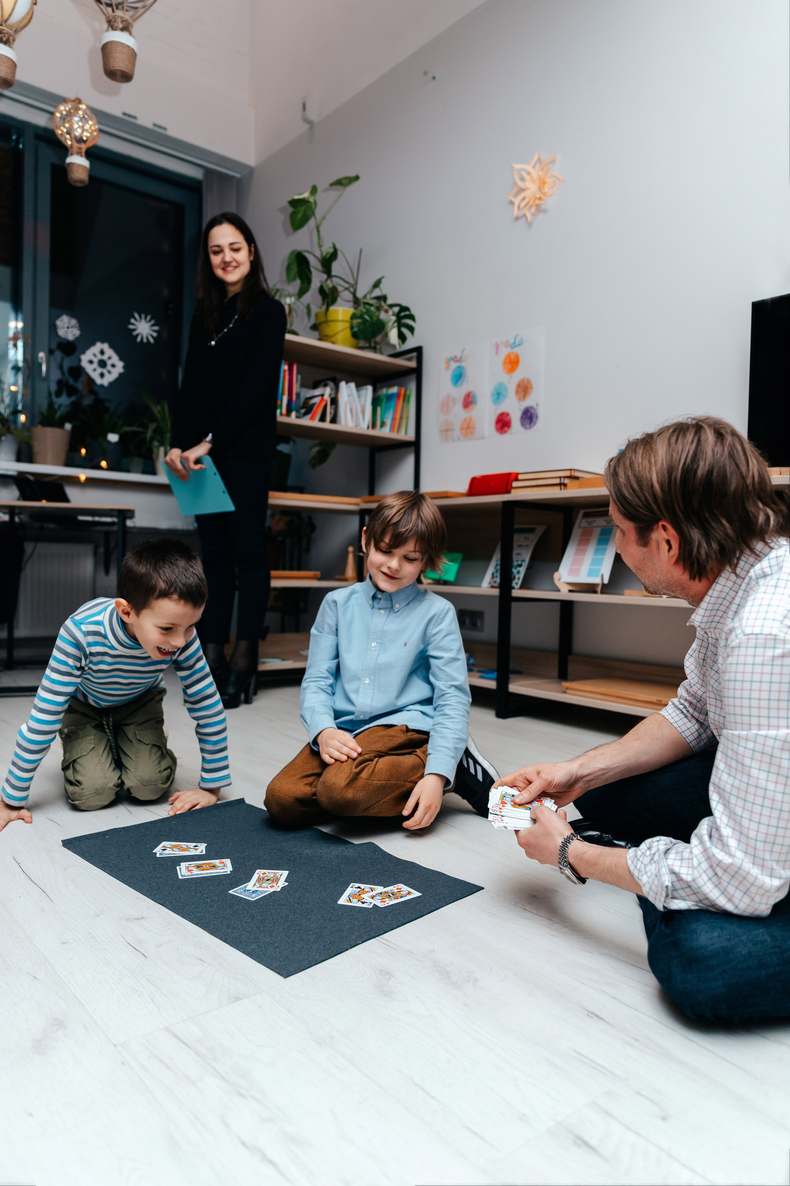 Новогодний утренник в Монтессори-школе. Семейный lifestyle фотограф в Санкт-Петербурге Людмила Пахомова
