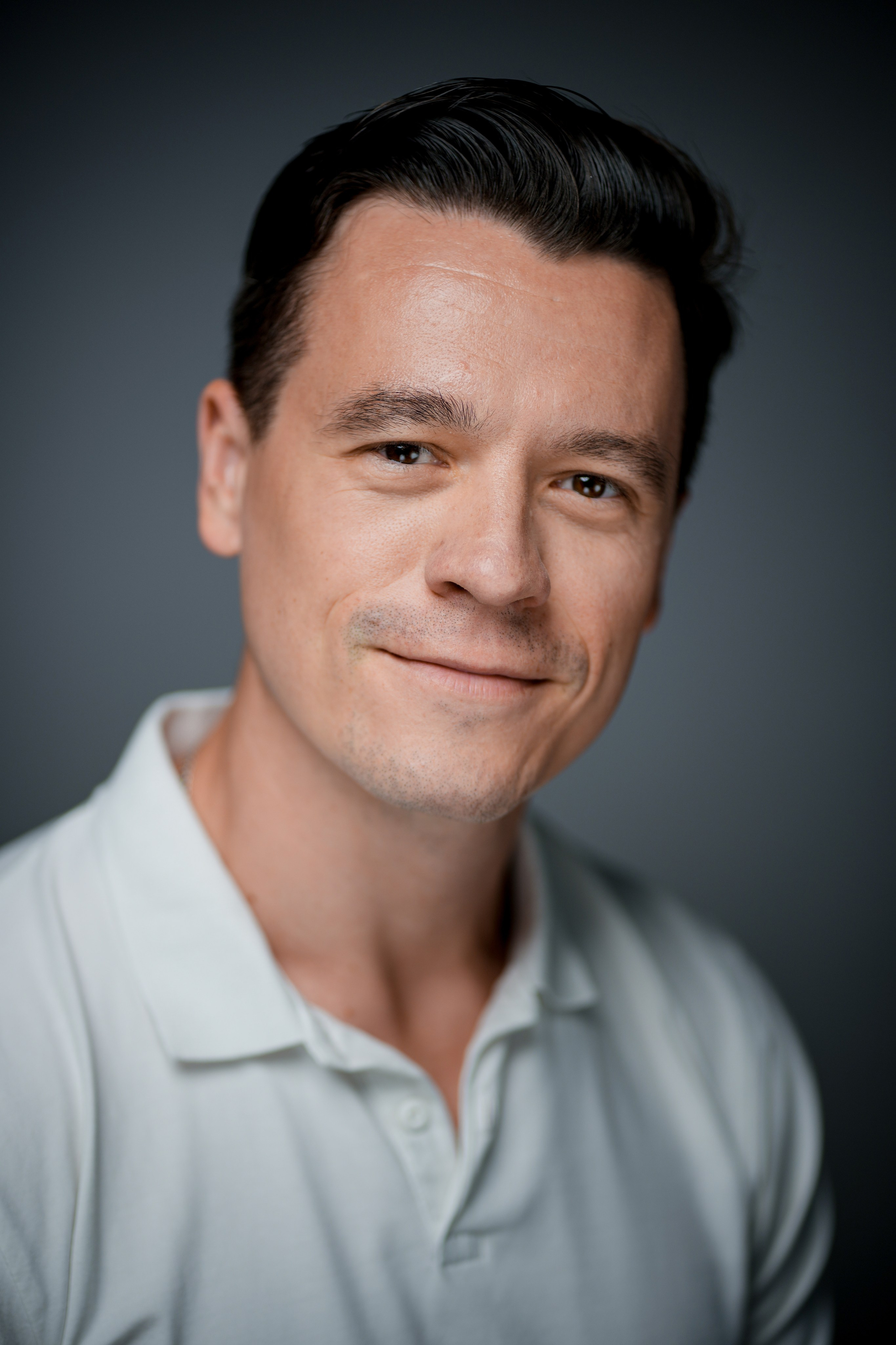 Актёр Дмитрий Абазовик. Портретная съемка в Москве, студийный фотограф Игорь Фомин