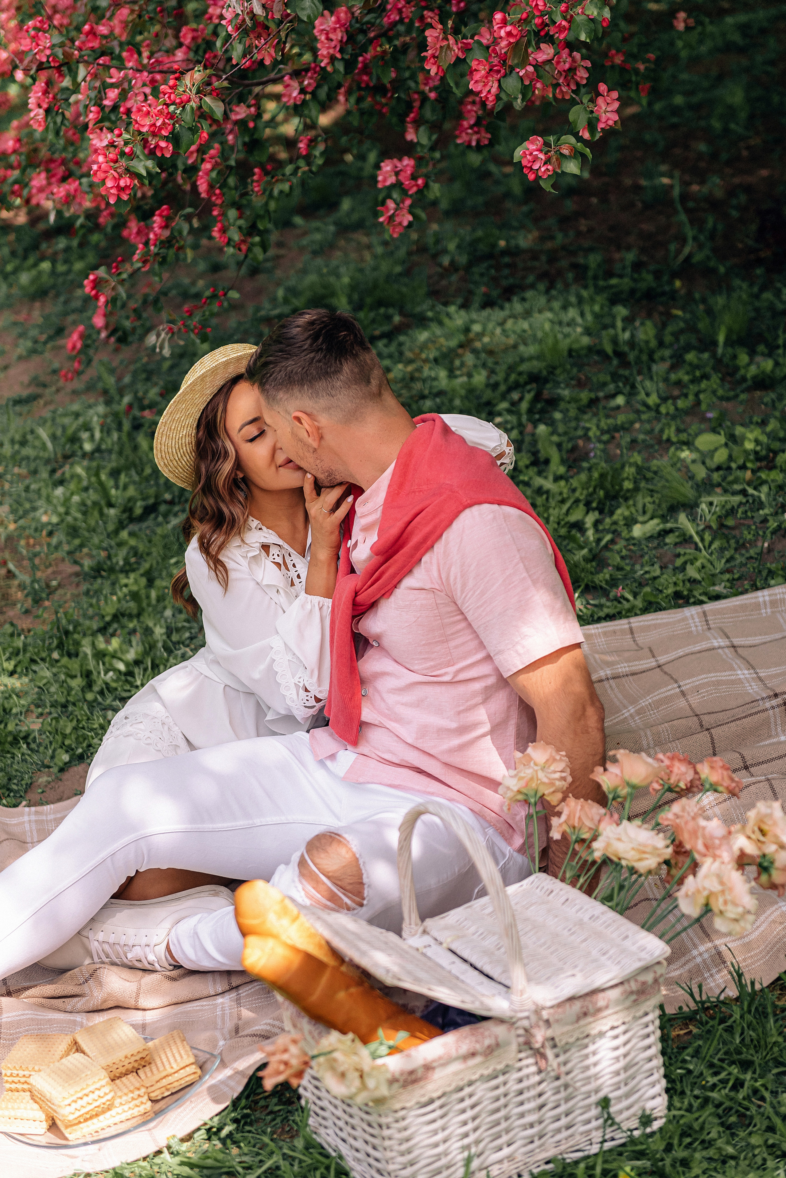 Фотосессия влюблённых в розовых яблонях. Портретный фотограф Москва Светлана Кашура