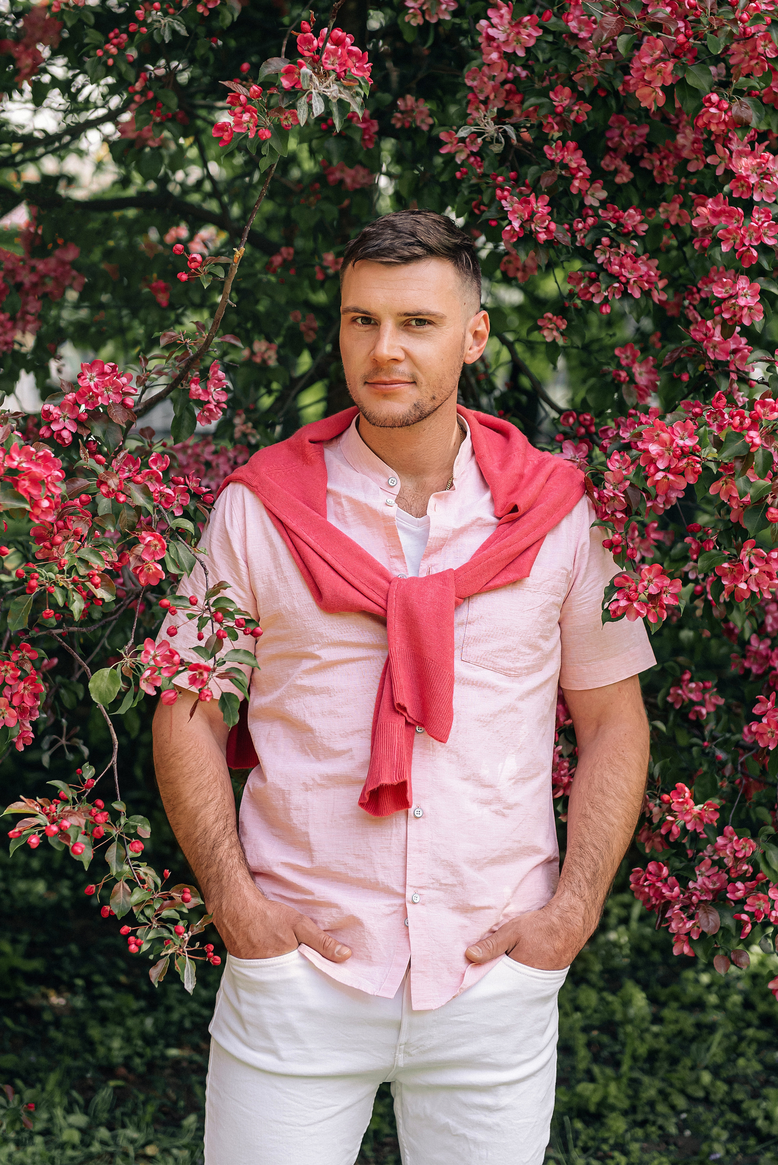 Фотосессия влюблённых в розовых яблонях. Портретный фотограф Москва Светлана Кашура