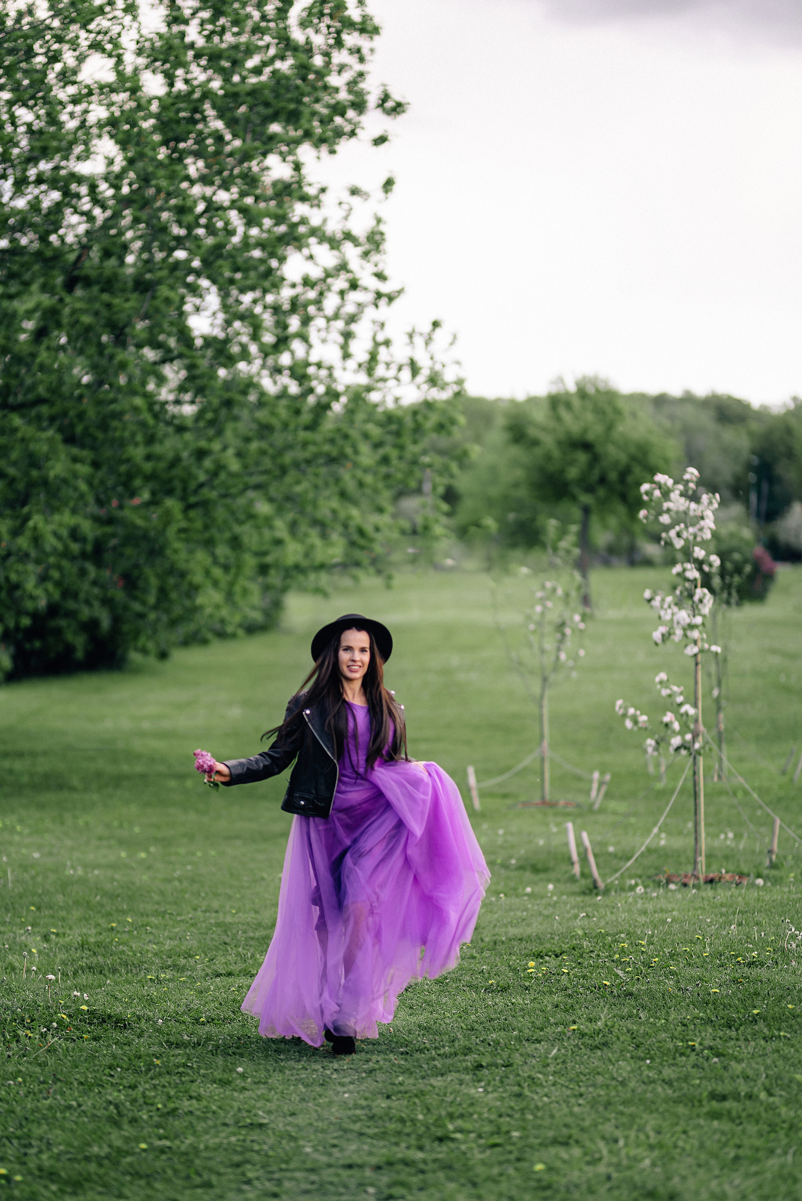 Фотосессия с сиренью в Коломенском парке. Портретный фотограф Москва Светлана Кашура