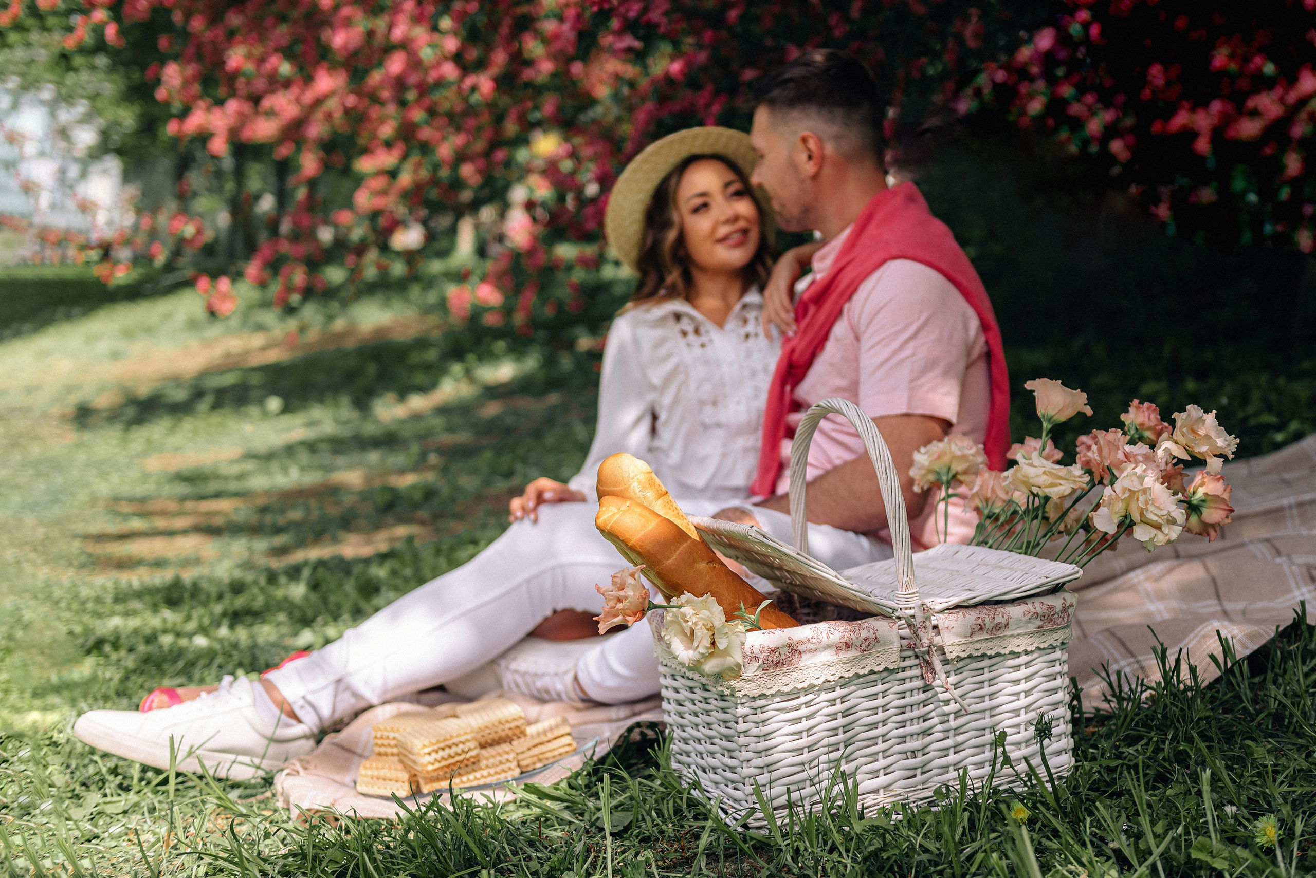 Фотосессия влюблённых в розовых яблонях. Портретный фотограф Москва Светлана Кашура