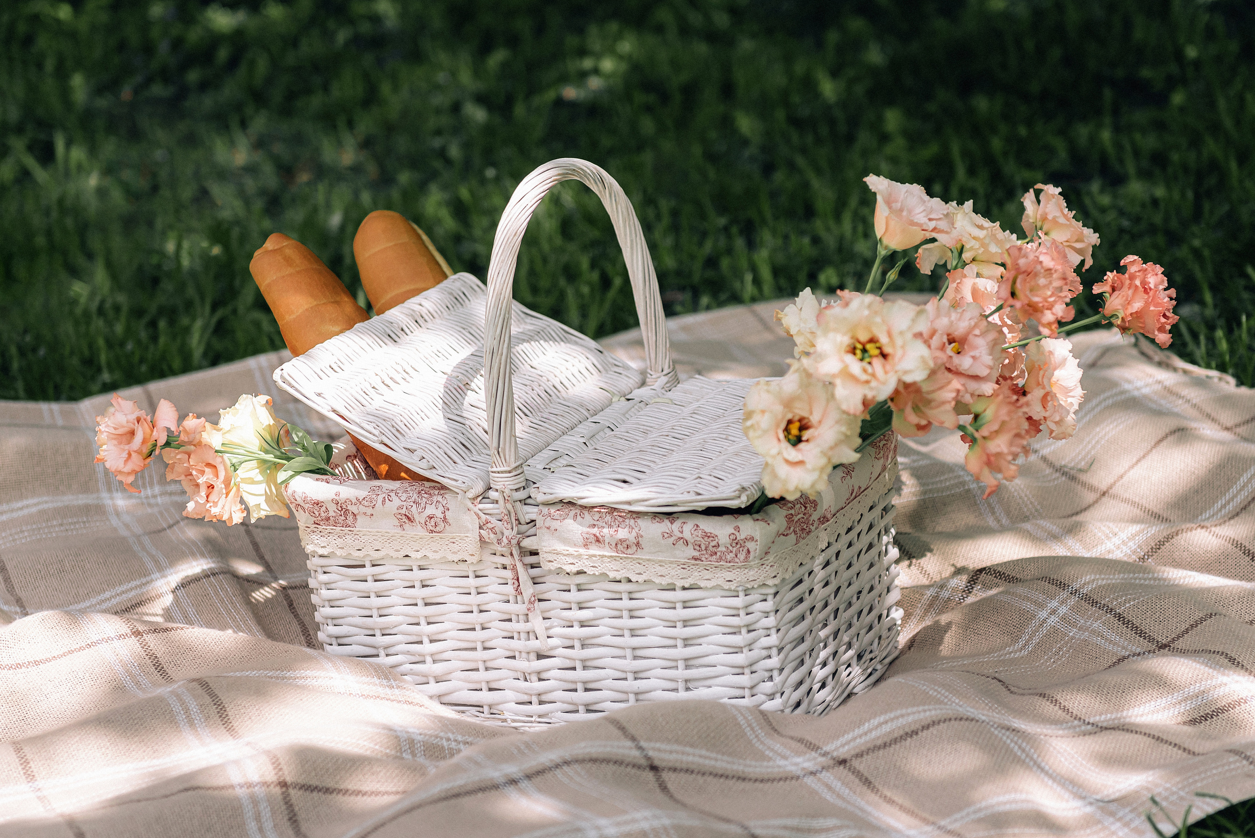 Фотосессия влюблённых в розовых яблонях. Портретный фотограф Москва Светлана Кашура