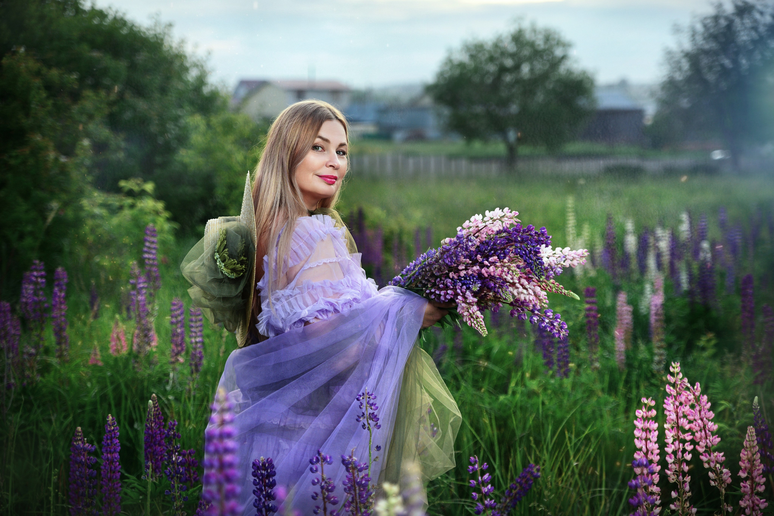 Марина с Алисой в люпинах. 2025. Художественная фотография. Первова Наталья