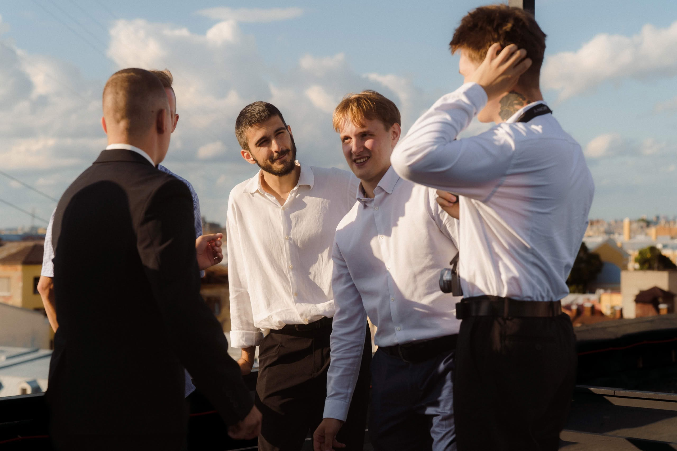 Мужская компания гостей на крыше Event Rest во время свадьбы